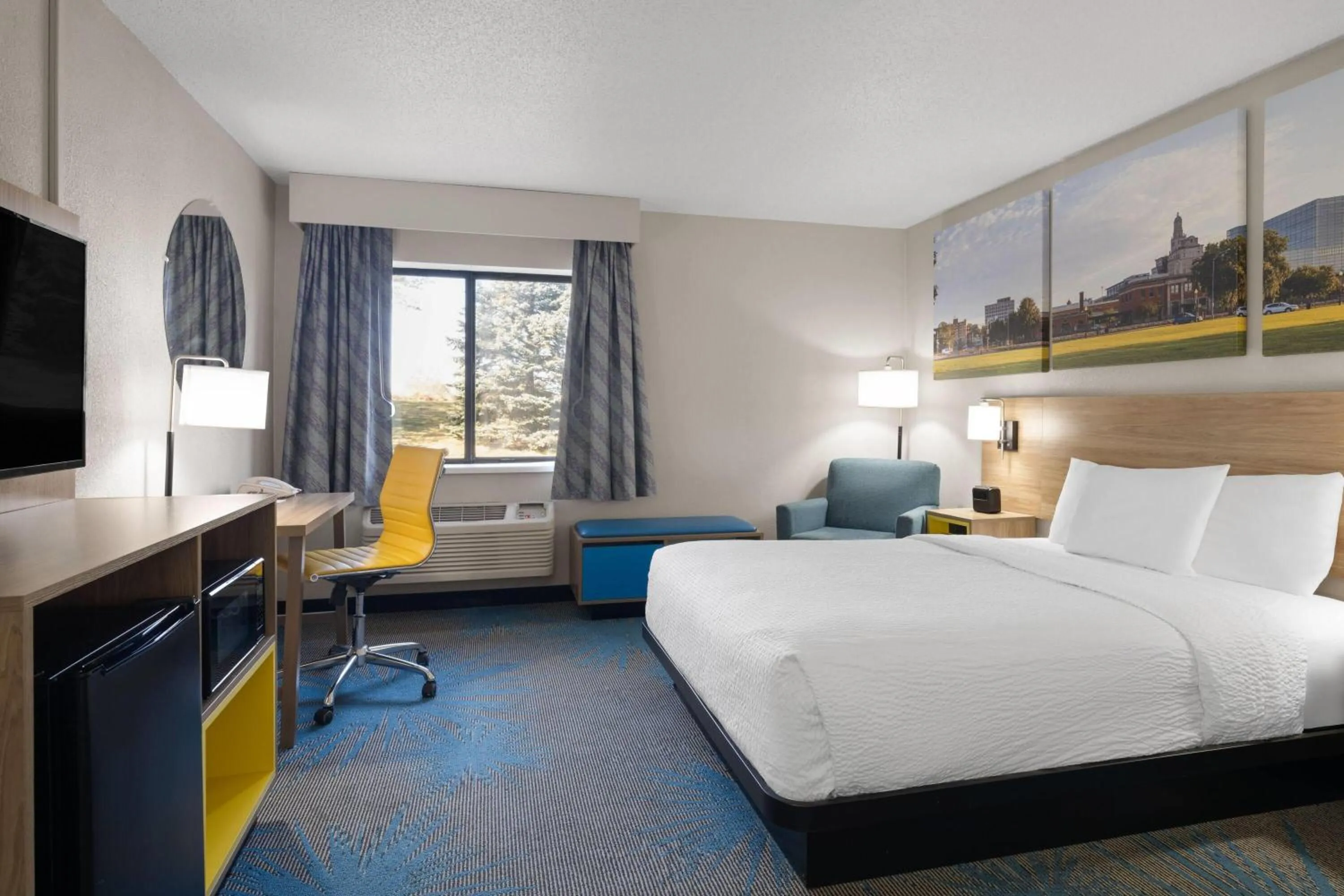 Photo of the whole room, Bed in Days Inn by Wyndham Davenport