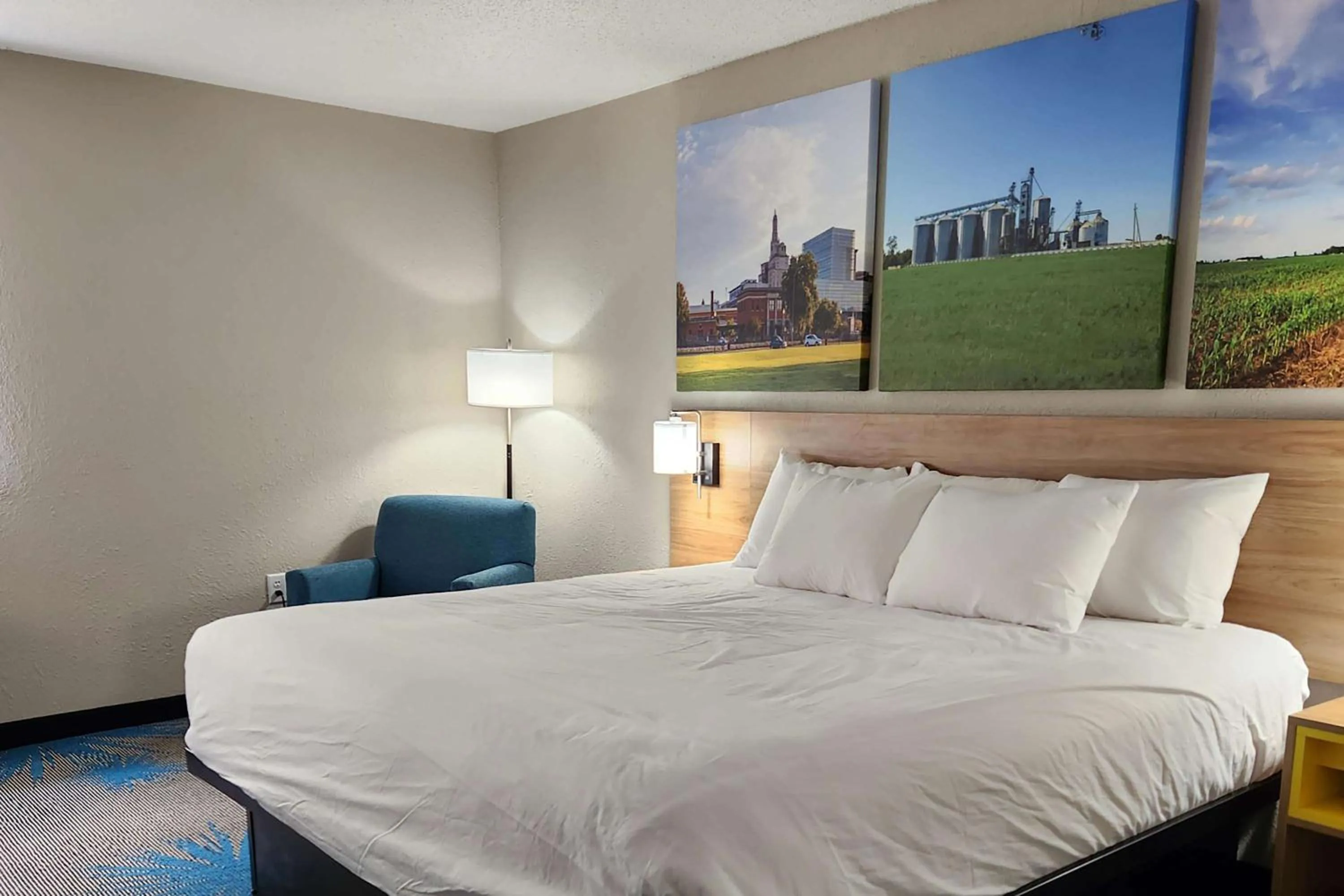 Photo of the whole room, Bed in Days Inn by Wyndham Davenport