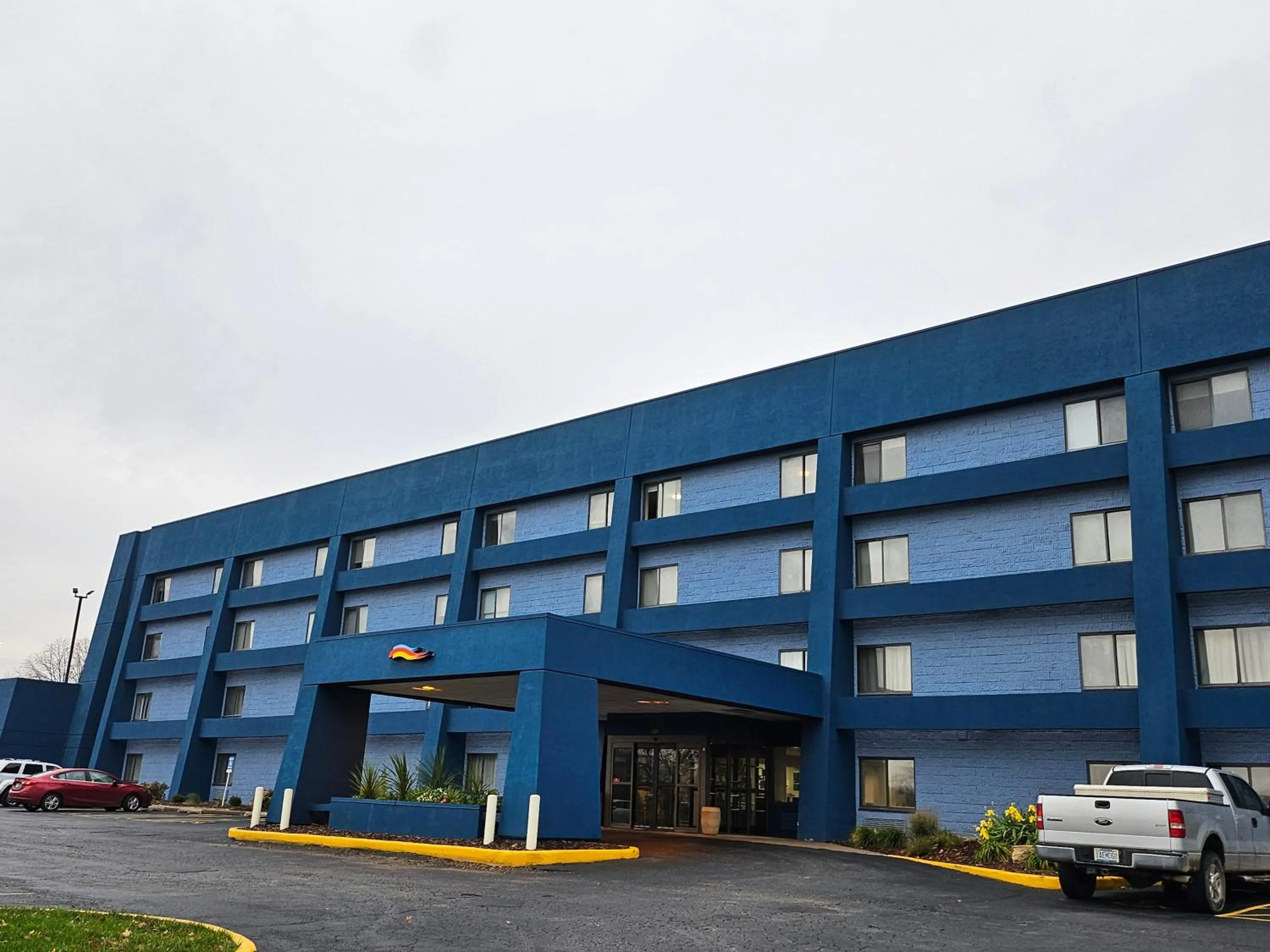 Property building in Days Inn by Wyndham Davenport