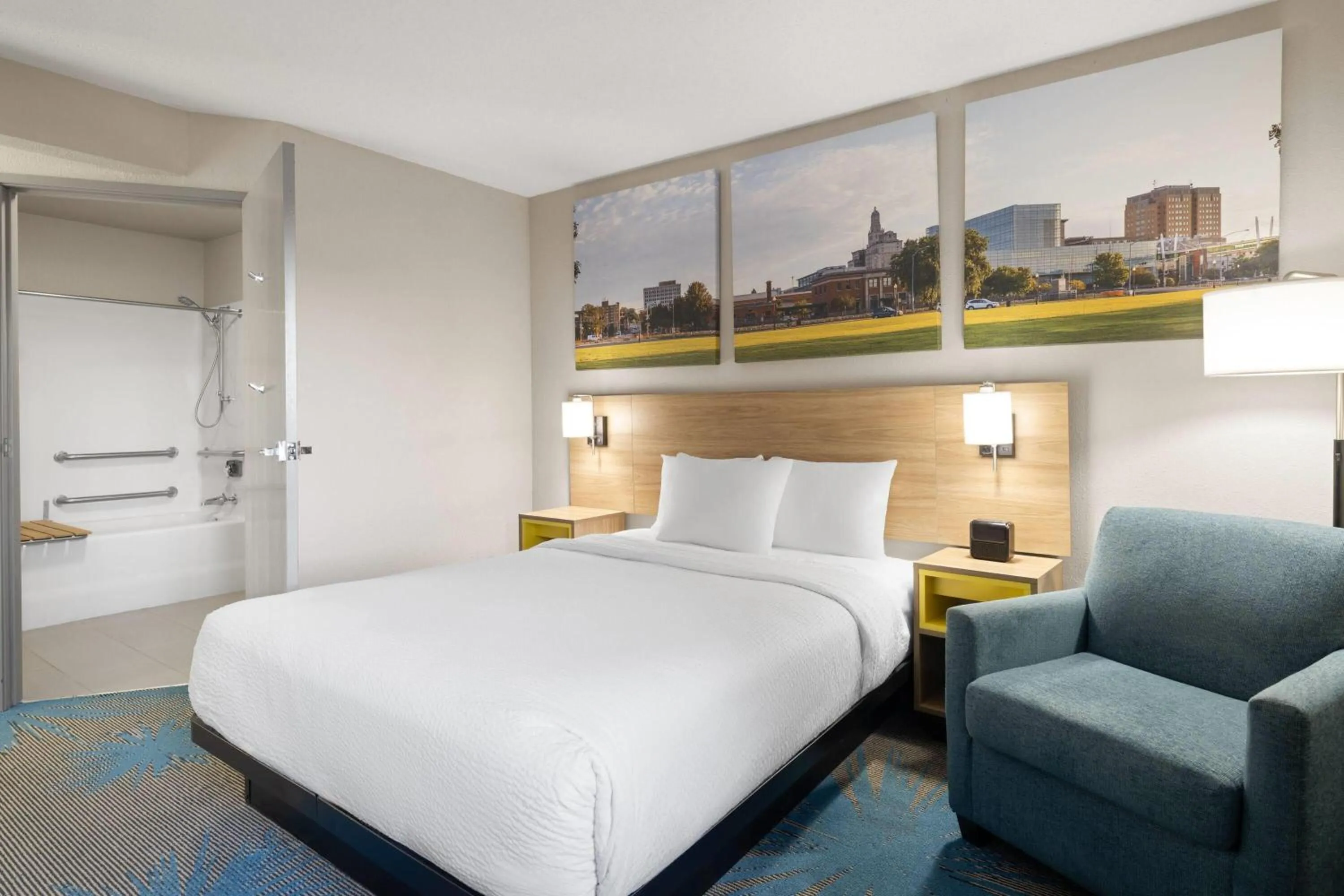 Photo of the whole room, Bed in Days Inn by Wyndham Davenport