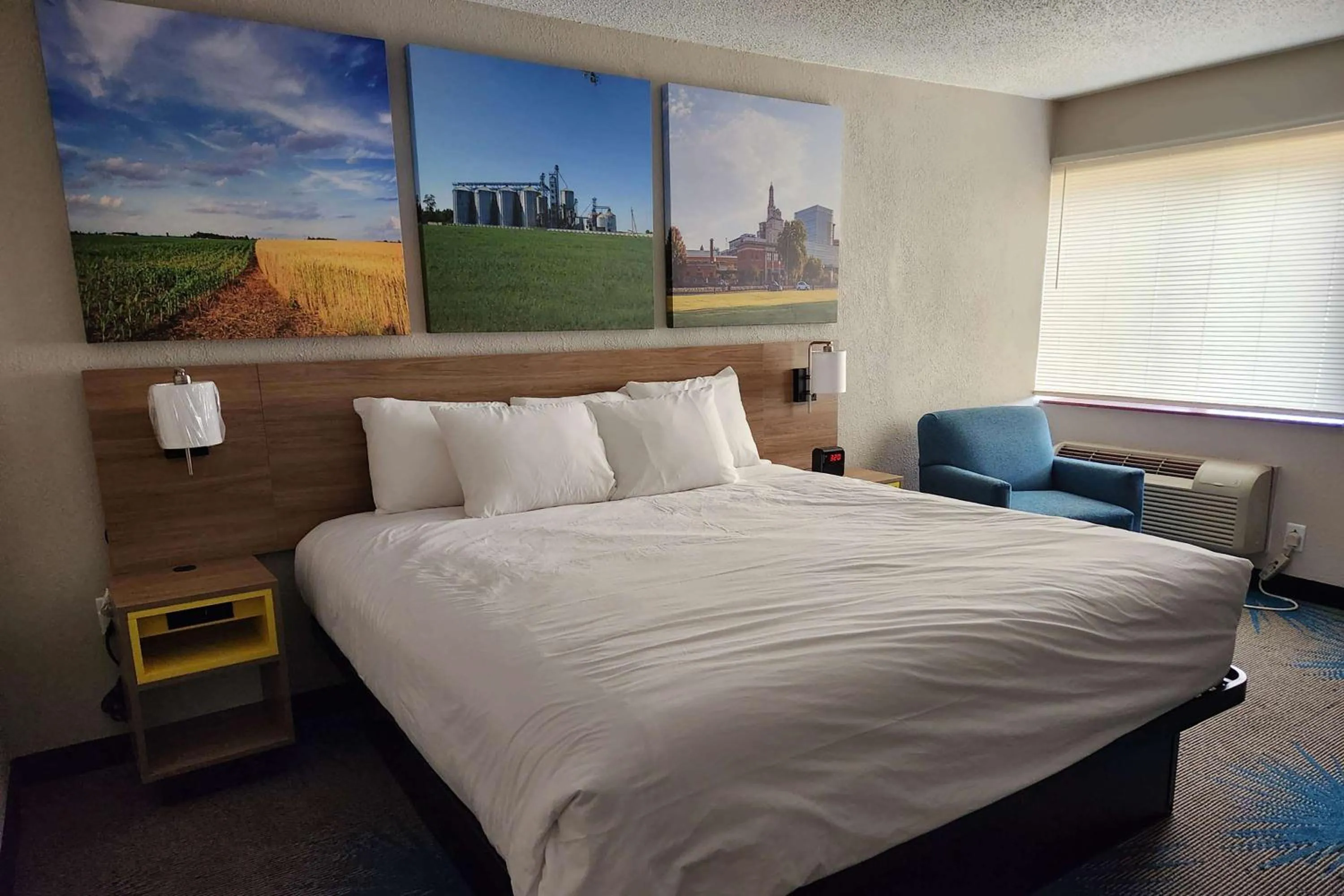 Photo of the whole room, Bed in Days Inn by Wyndham Davenport