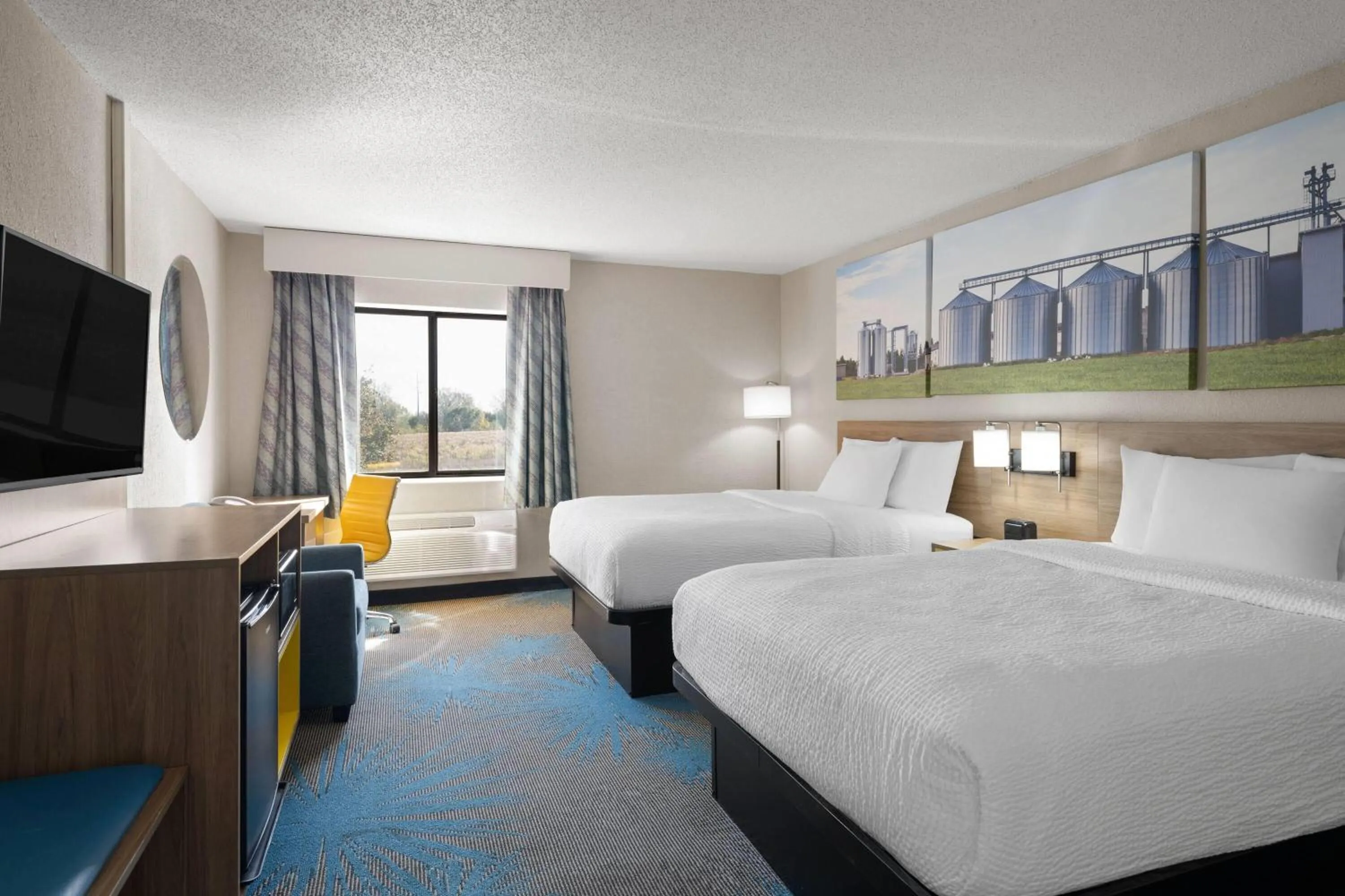 Photo of the whole room, Bed in Days Inn by Wyndham Davenport