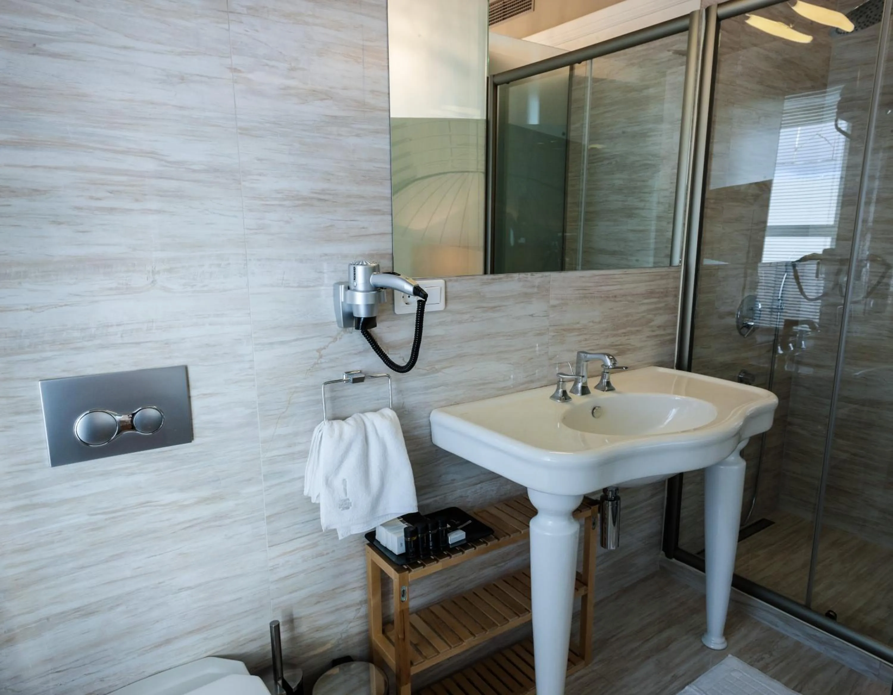 Shower in Pino Verde Hotel