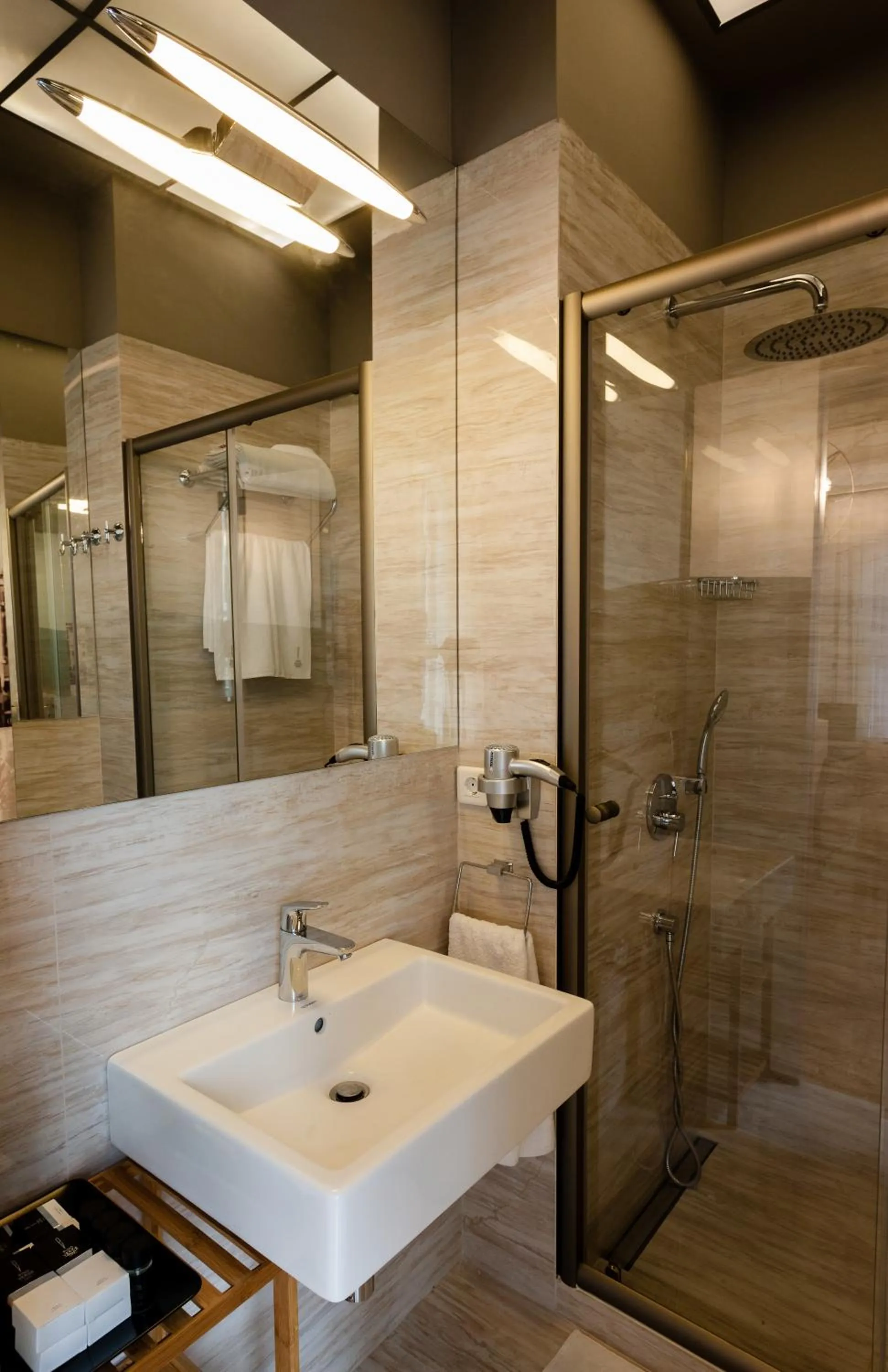 Shower in Pino Verde Hotel