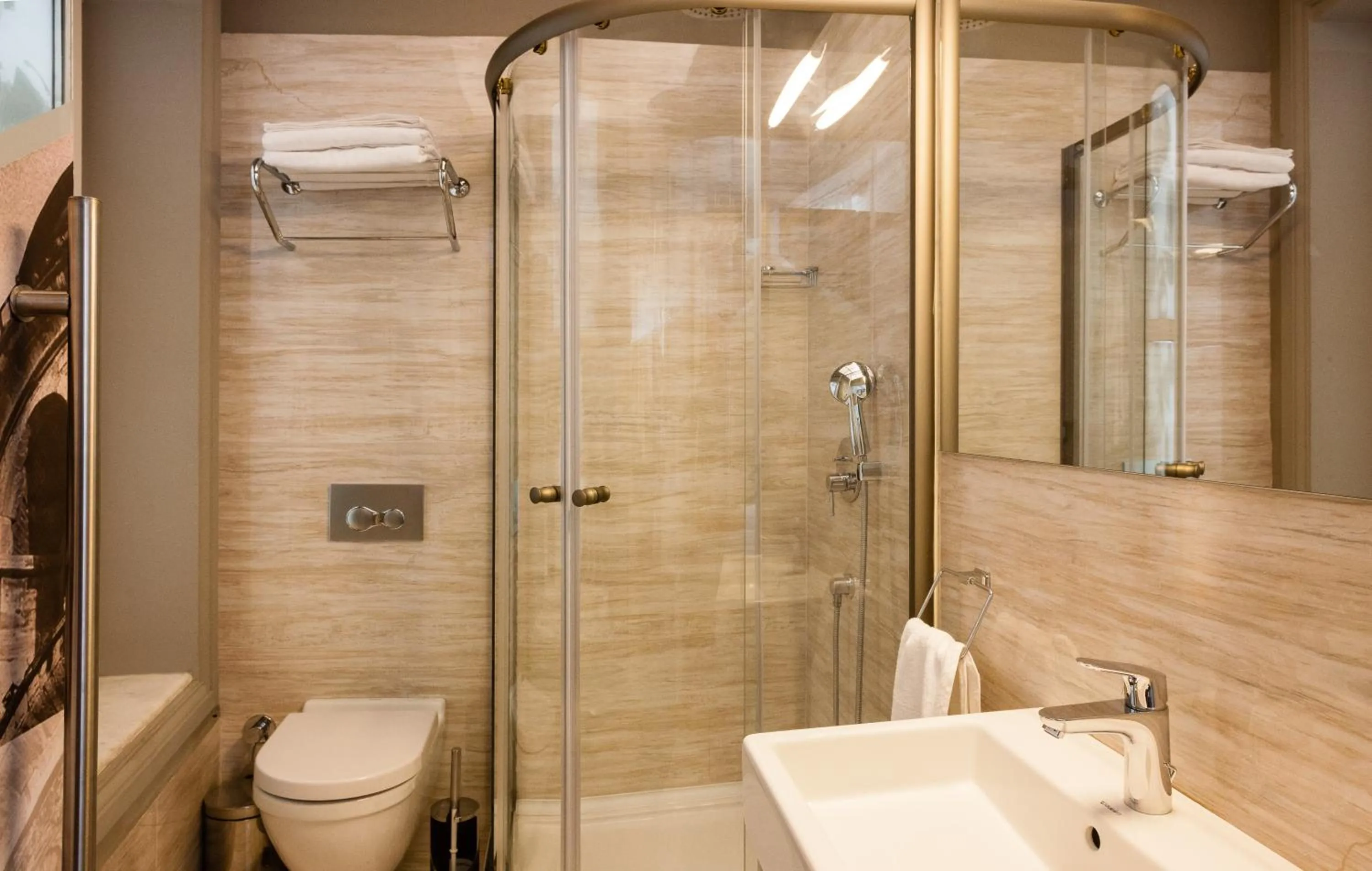 Shower in Pino Verde Hotel