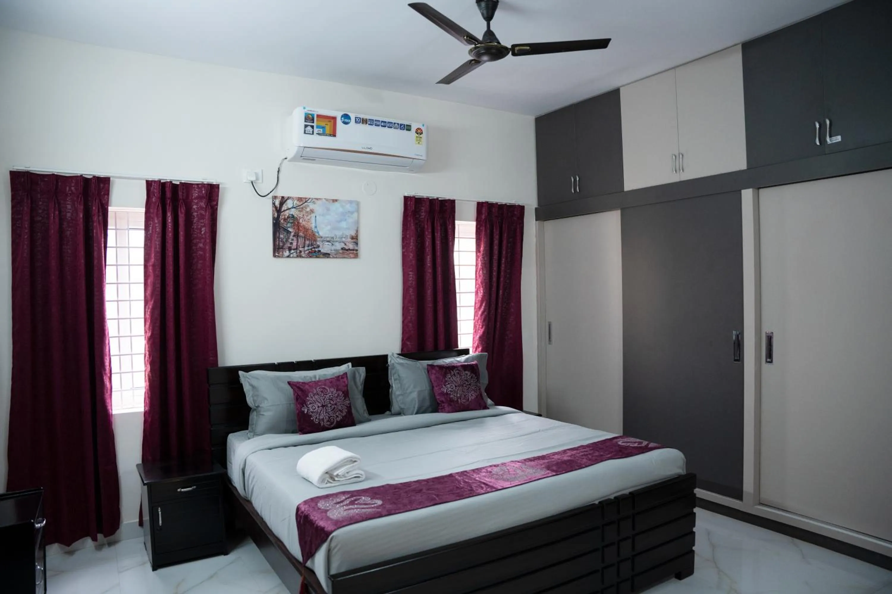 Bed in Yellow Bells Serviced Apartments Hitech City