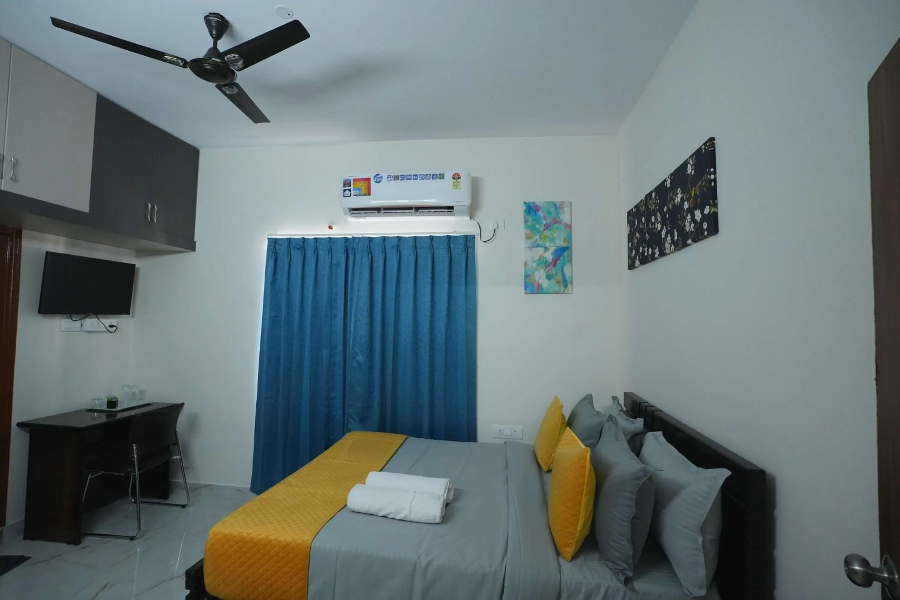 Bed in Yellow Bells Serviced Apartments Hitech City