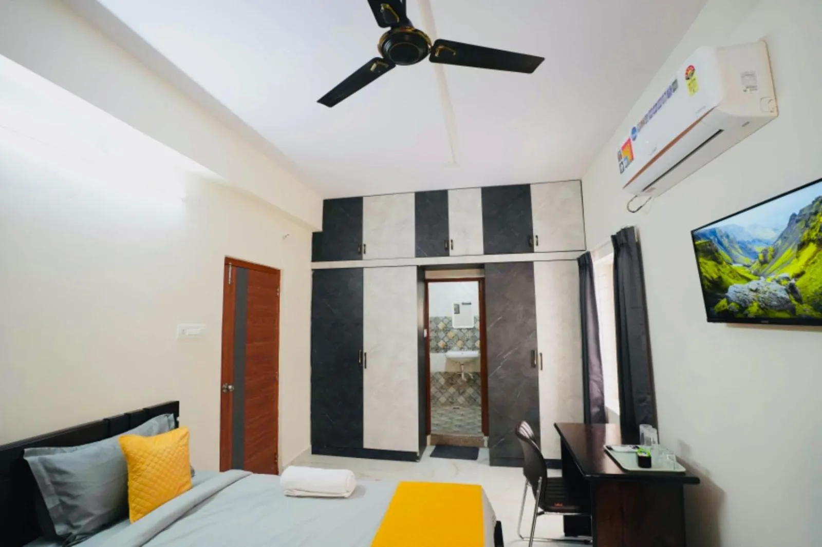 Bed in Yellow Bells Serviced Apartments Hitech City