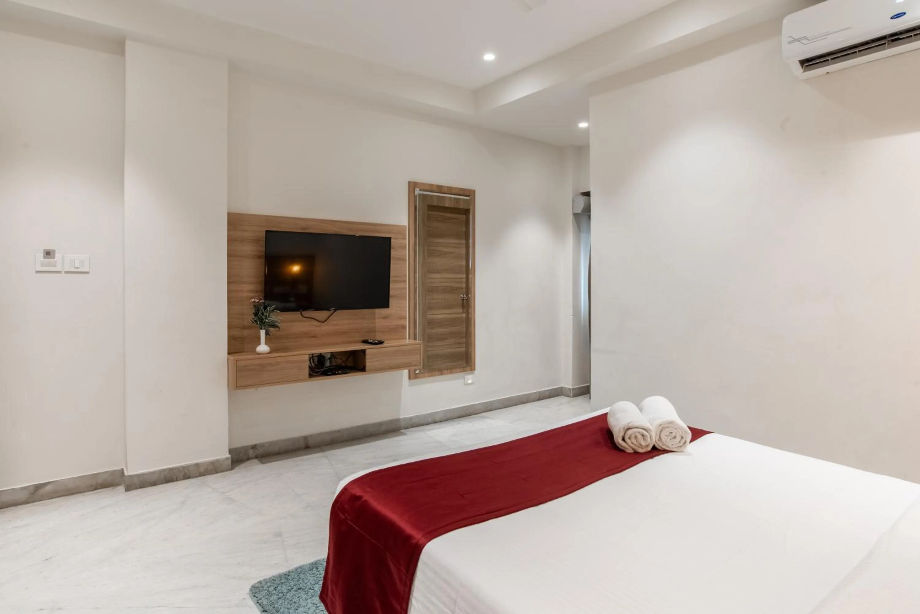 Photo of the whole room, Bed in Royal Paris