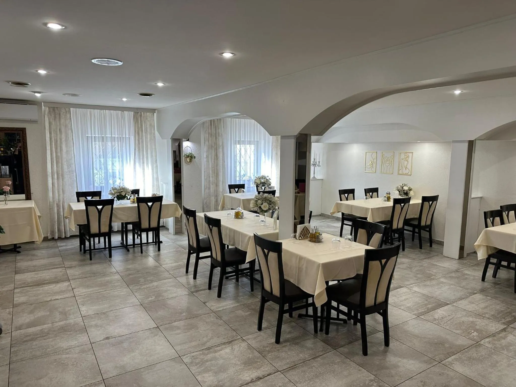 Restaurant/places to eat in Golden Golem hotel & Spa