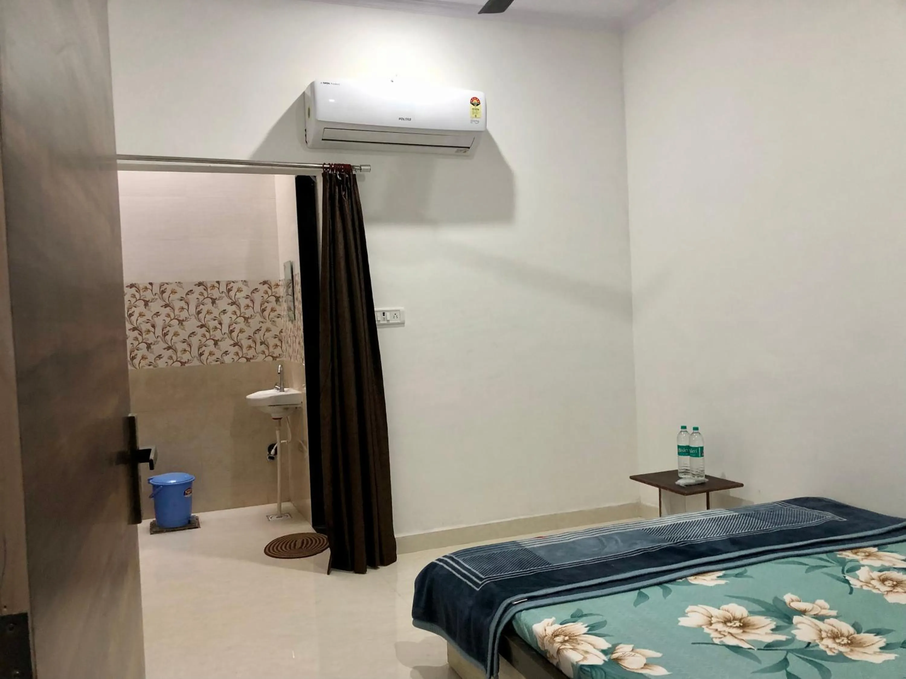 air conditioner, Bed in BHAI BHAI GUEST HOUSE