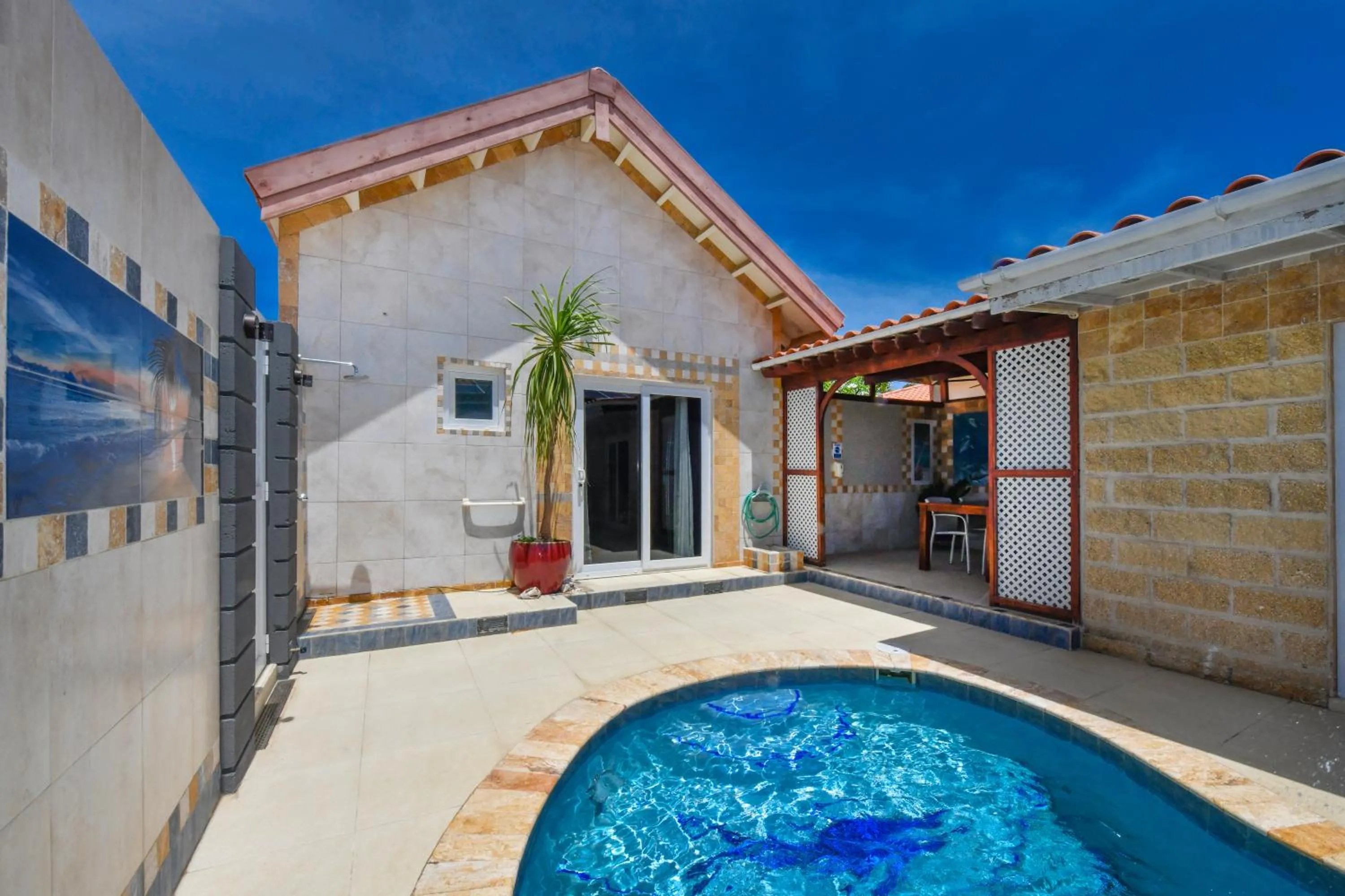 Shower in Boutique Hotel Swiss Paradise Aruba Villas and Suites