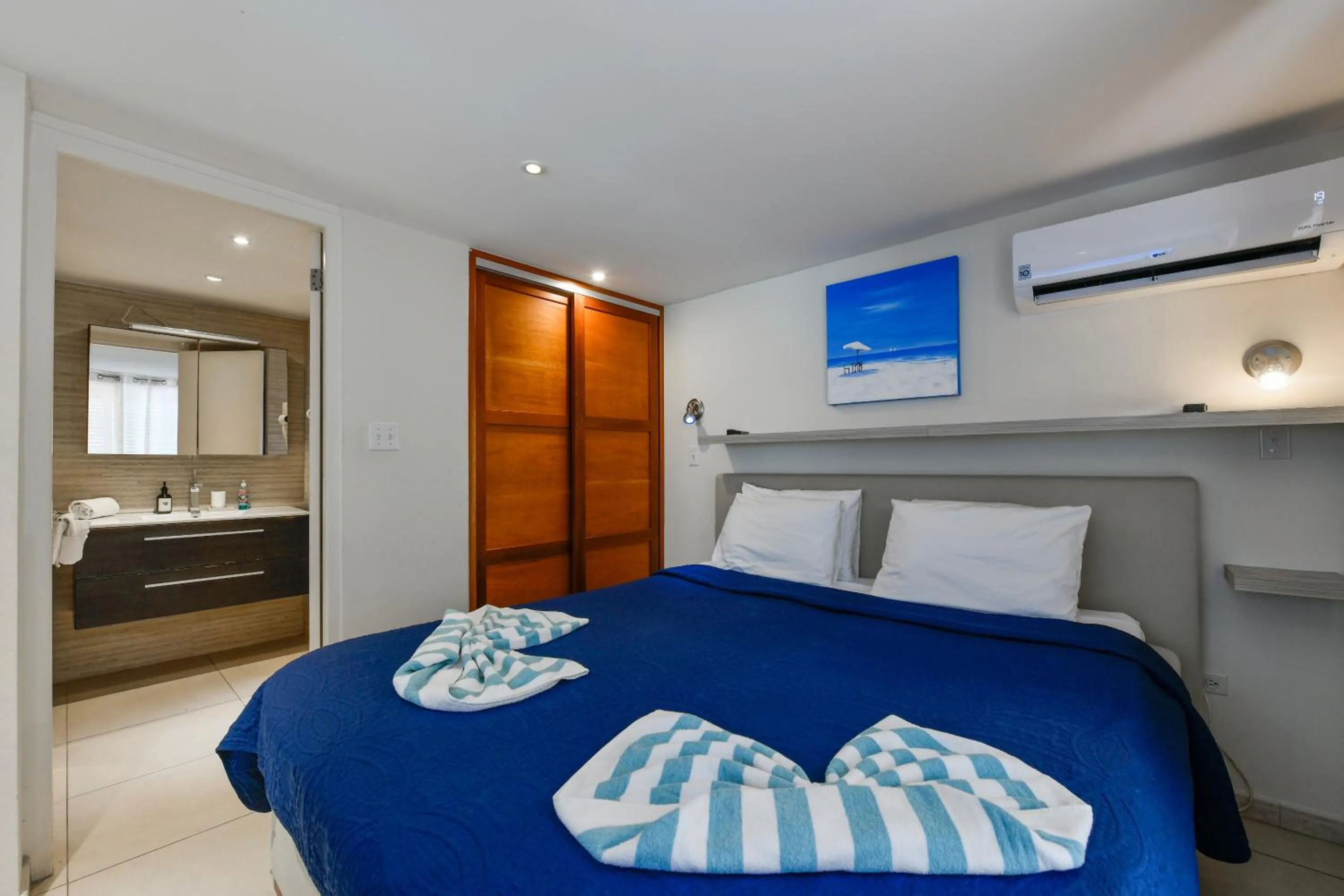 Bed in Boutique Hotel Swiss Paradise Aruba Villas and Suites