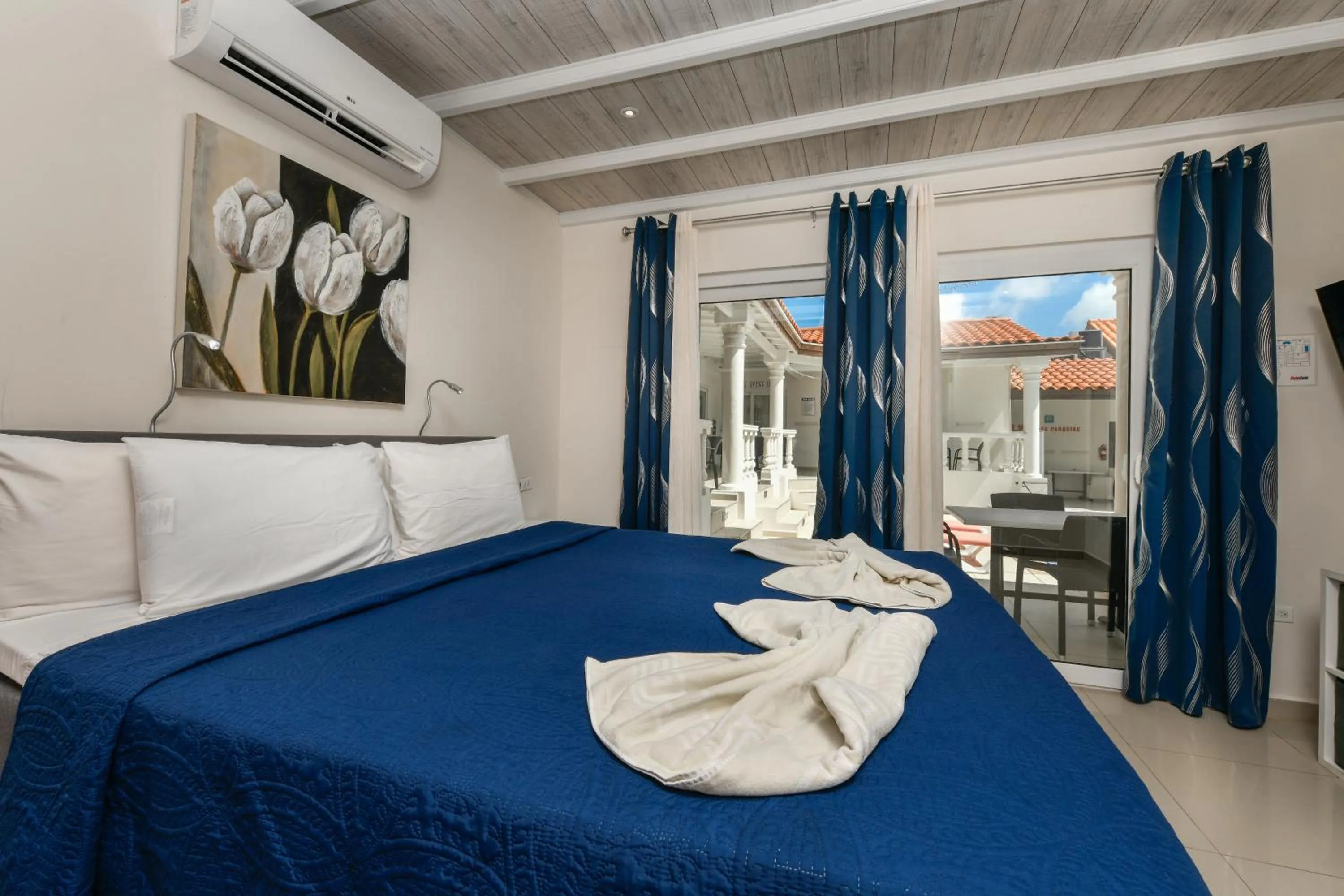 Bed in Boutique Hotel Swiss Paradise Aruba Villas and Suites