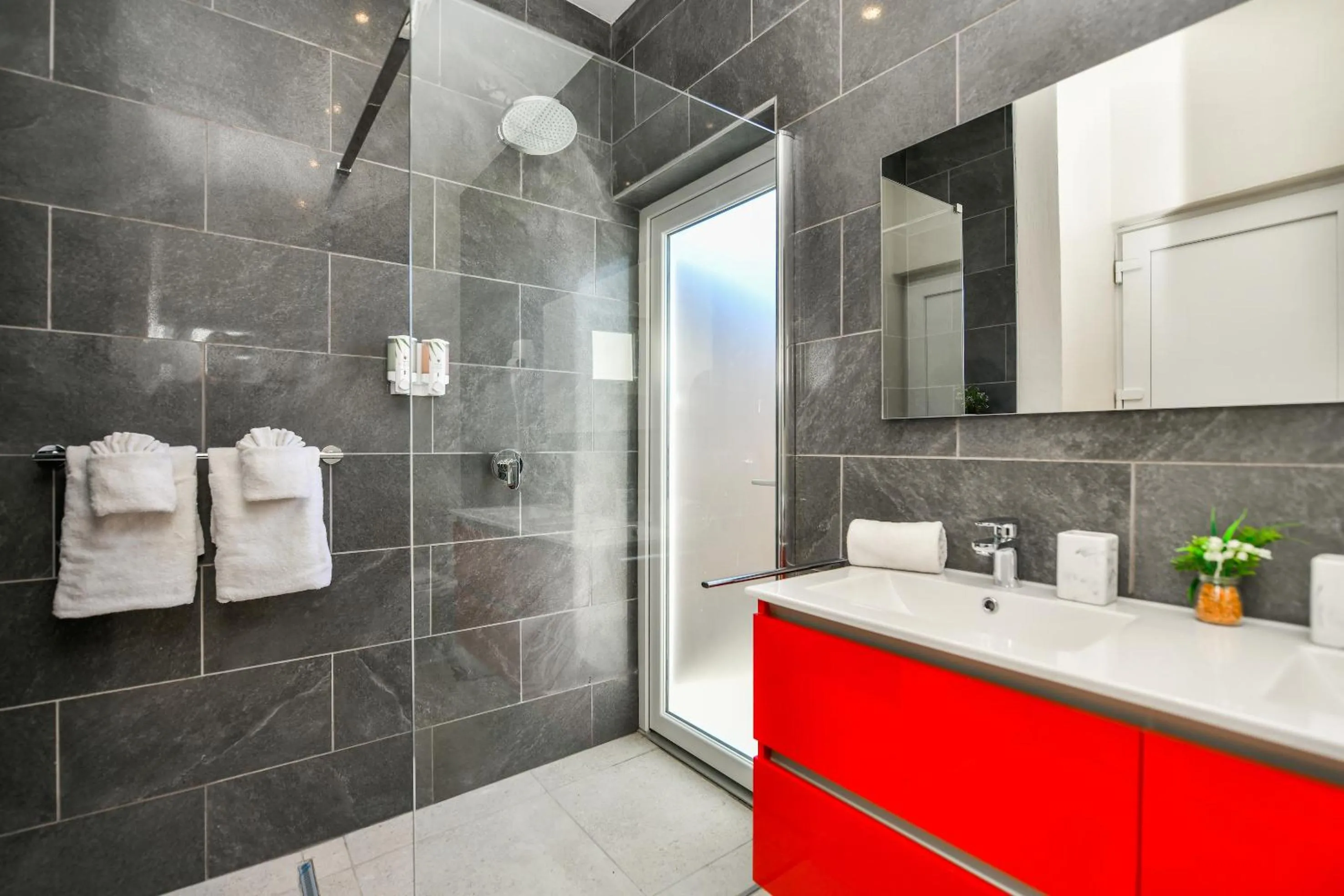 Shower in Boutique Hotel Swiss Paradise Aruba Villas and Suites