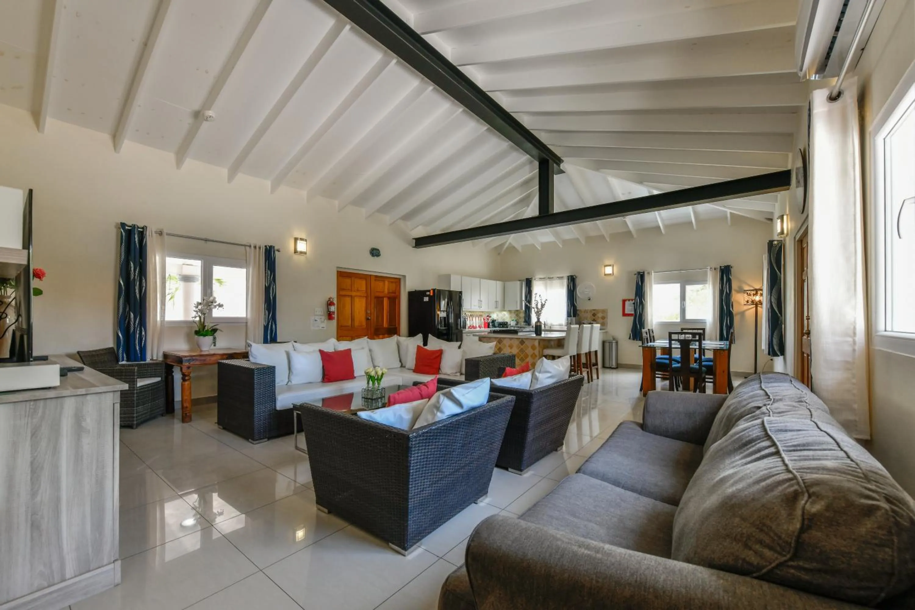 TV and multimedia in Boutique Hotel Swiss Paradise Aruba Villas and Suites