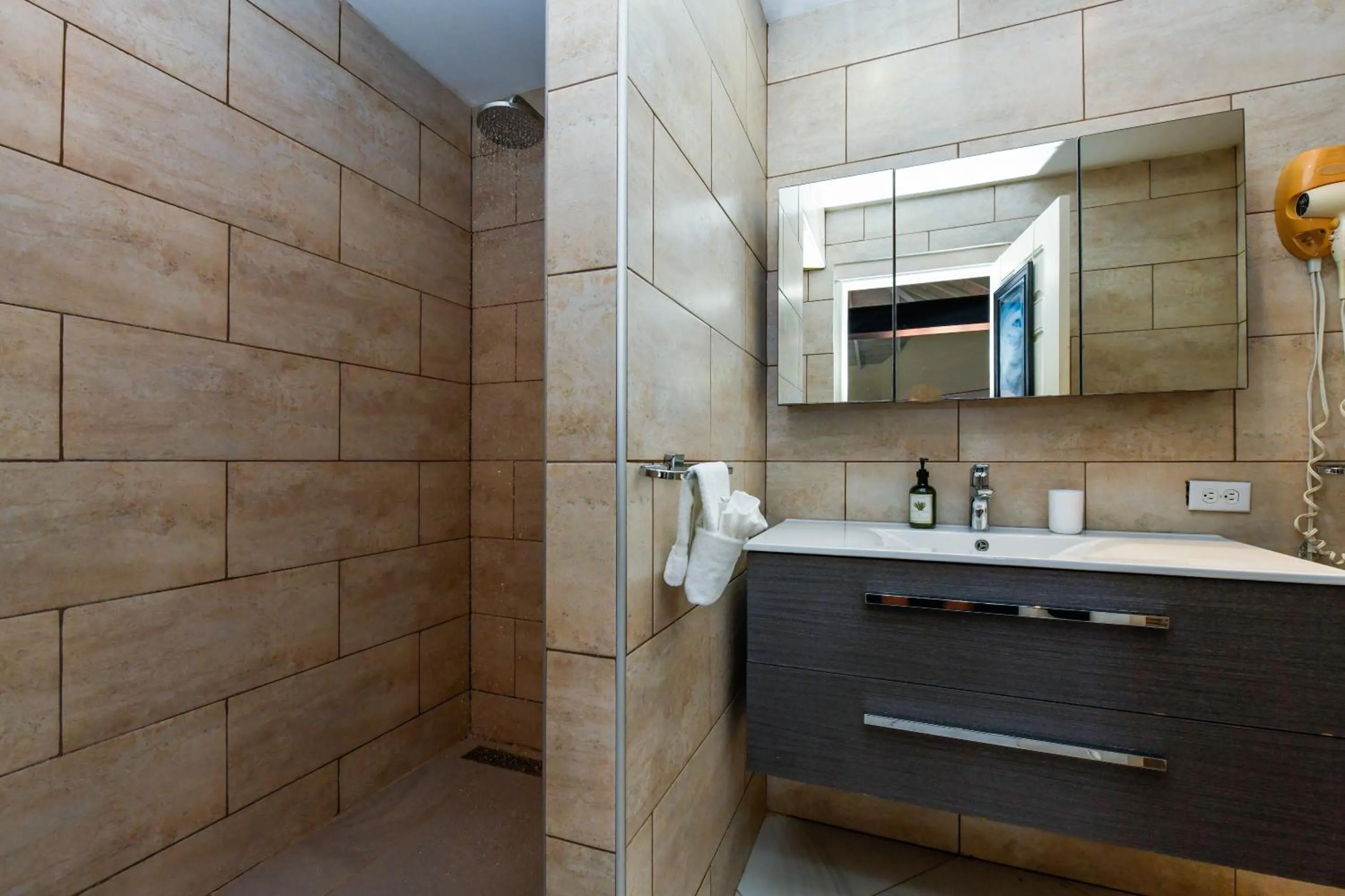 Shower in Boutique Hotel Swiss Paradise Aruba Villas and Suites