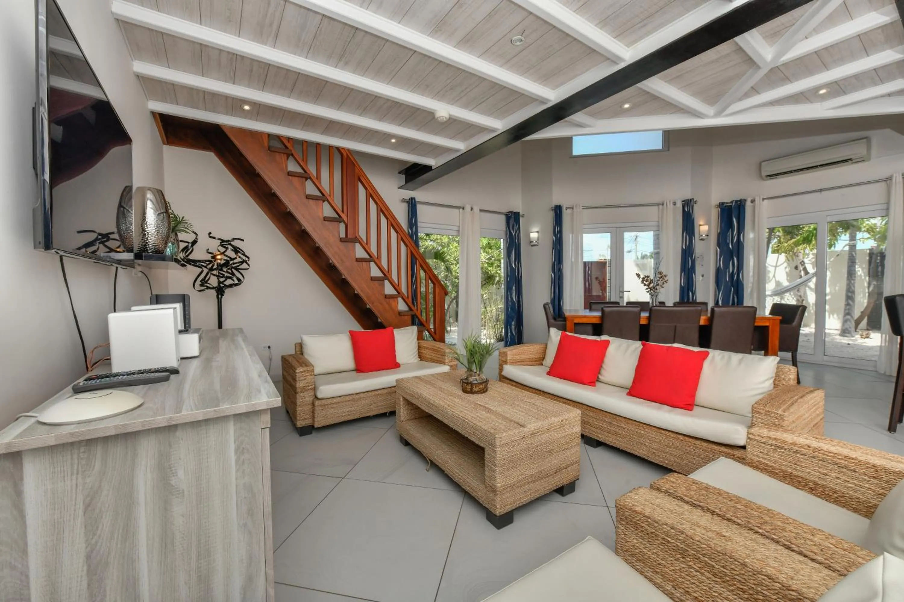 TV and multimedia in Boutique Hotel Swiss Paradise Aruba Villas and Suites