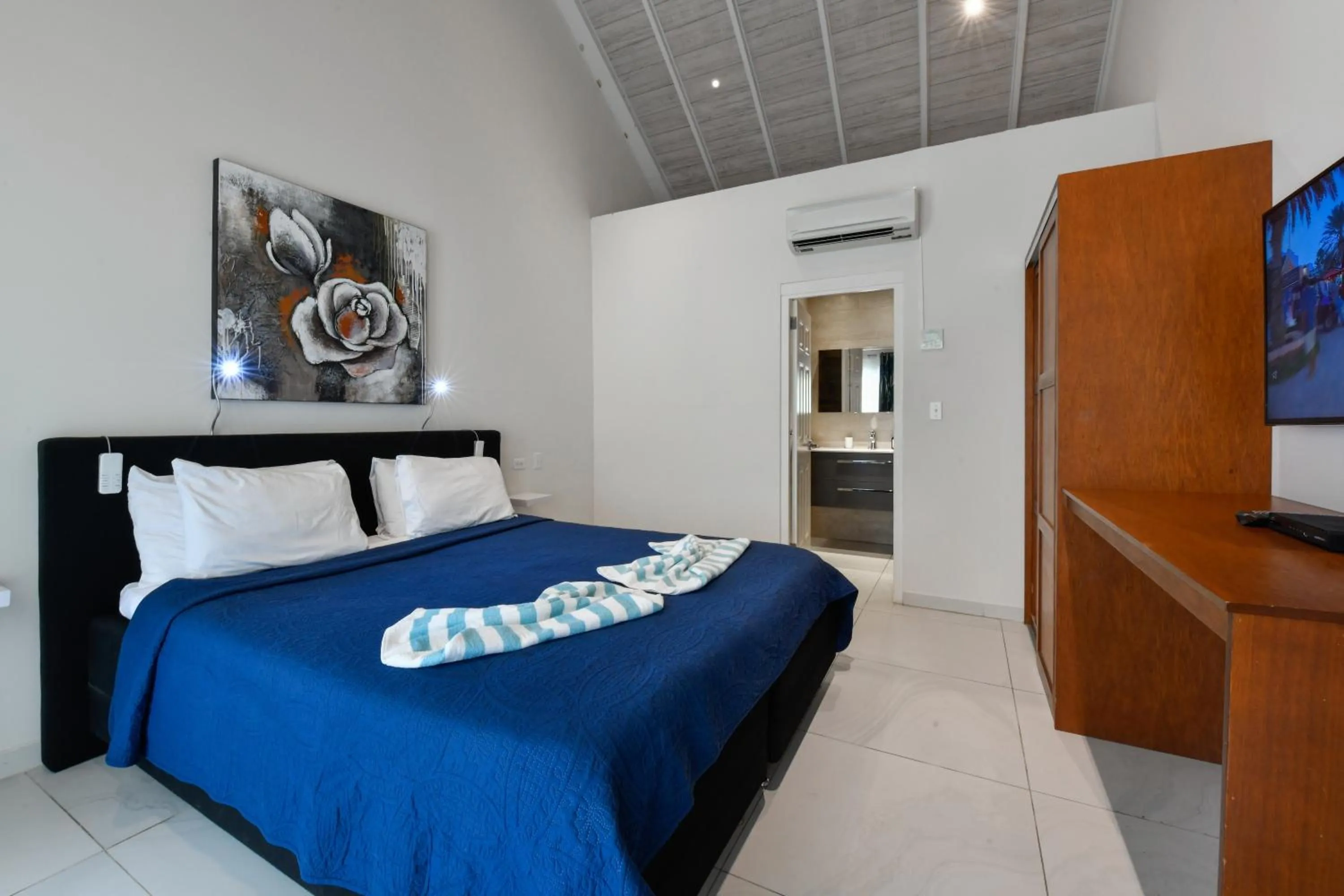 Bed in Boutique Hotel Swiss Paradise Aruba Villas and Suites