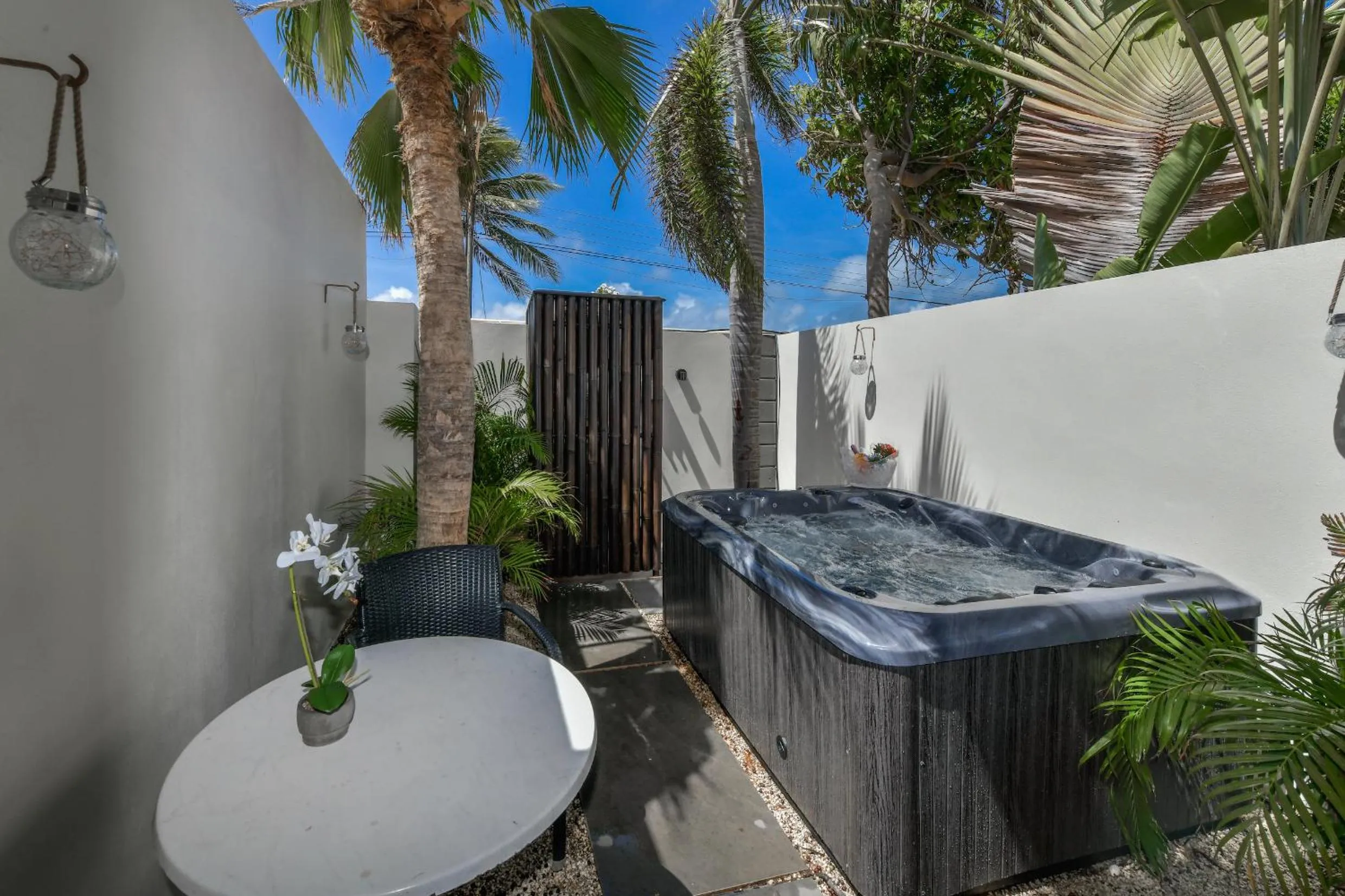 Shower in Boutique Hotel Swiss Paradise Aruba Villas and Suites