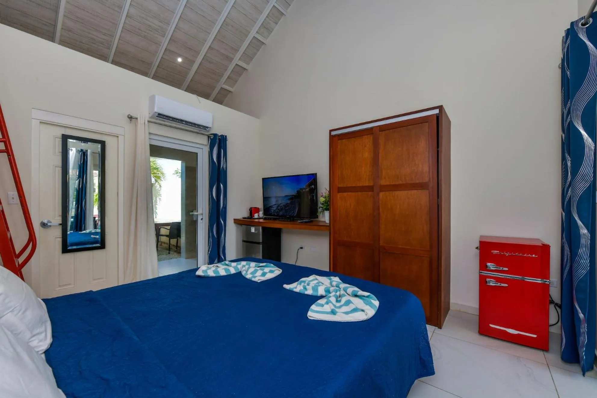 Bed in Boutique Hotel Swiss Paradise Aruba Villas and Suites