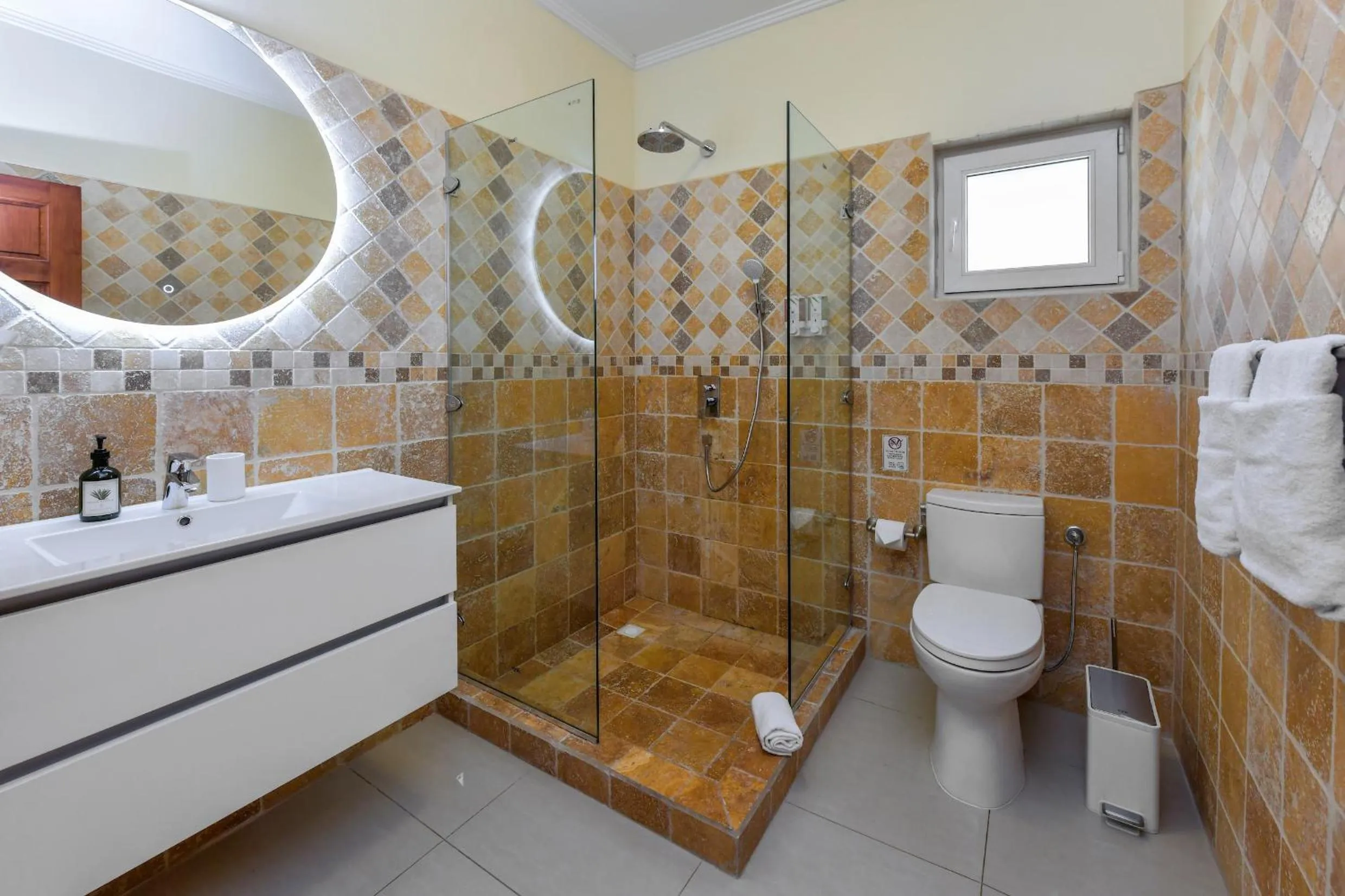 Shower in Boutique Hotel Swiss Paradise Aruba Villas and Suites