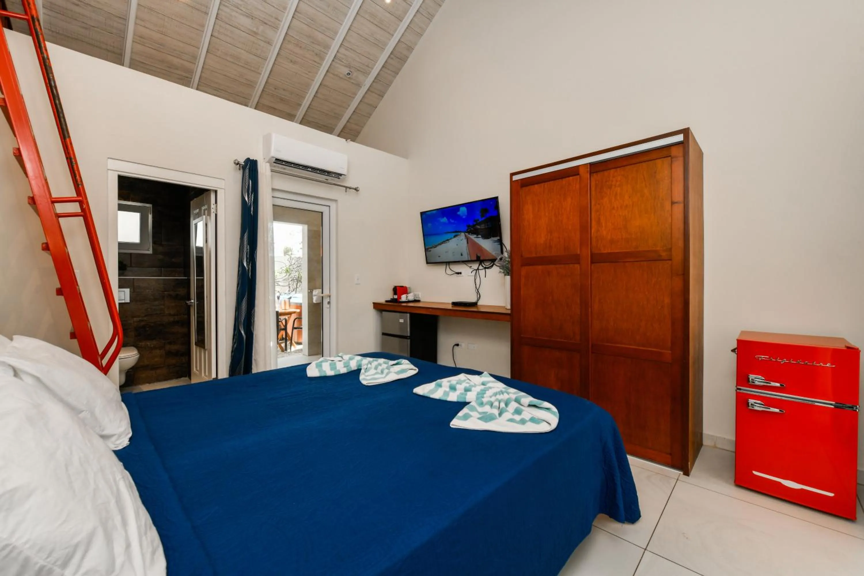 Toilet, Bed in Boutique Hotel Swiss Paradise Aruba Villas and Suites