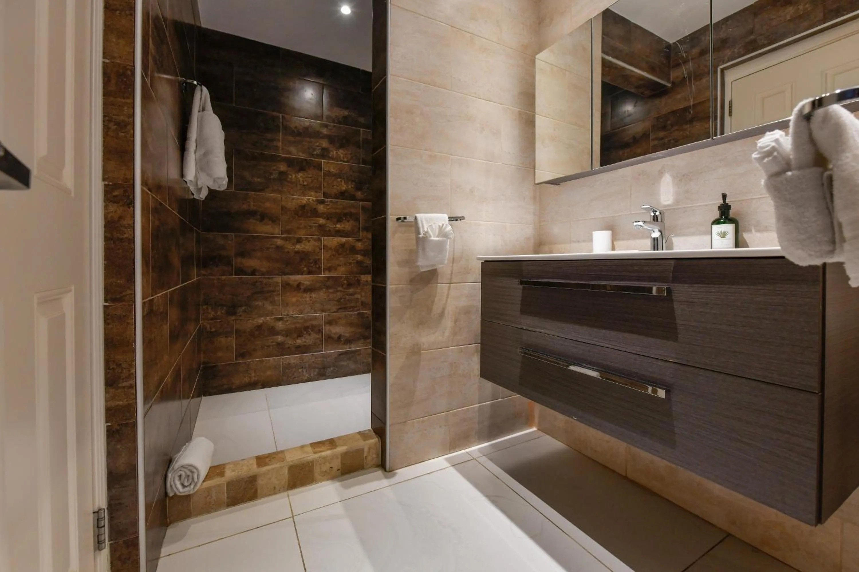 Shower in Boutique Hotel Swiss Paradise Aruba Villas and Suites