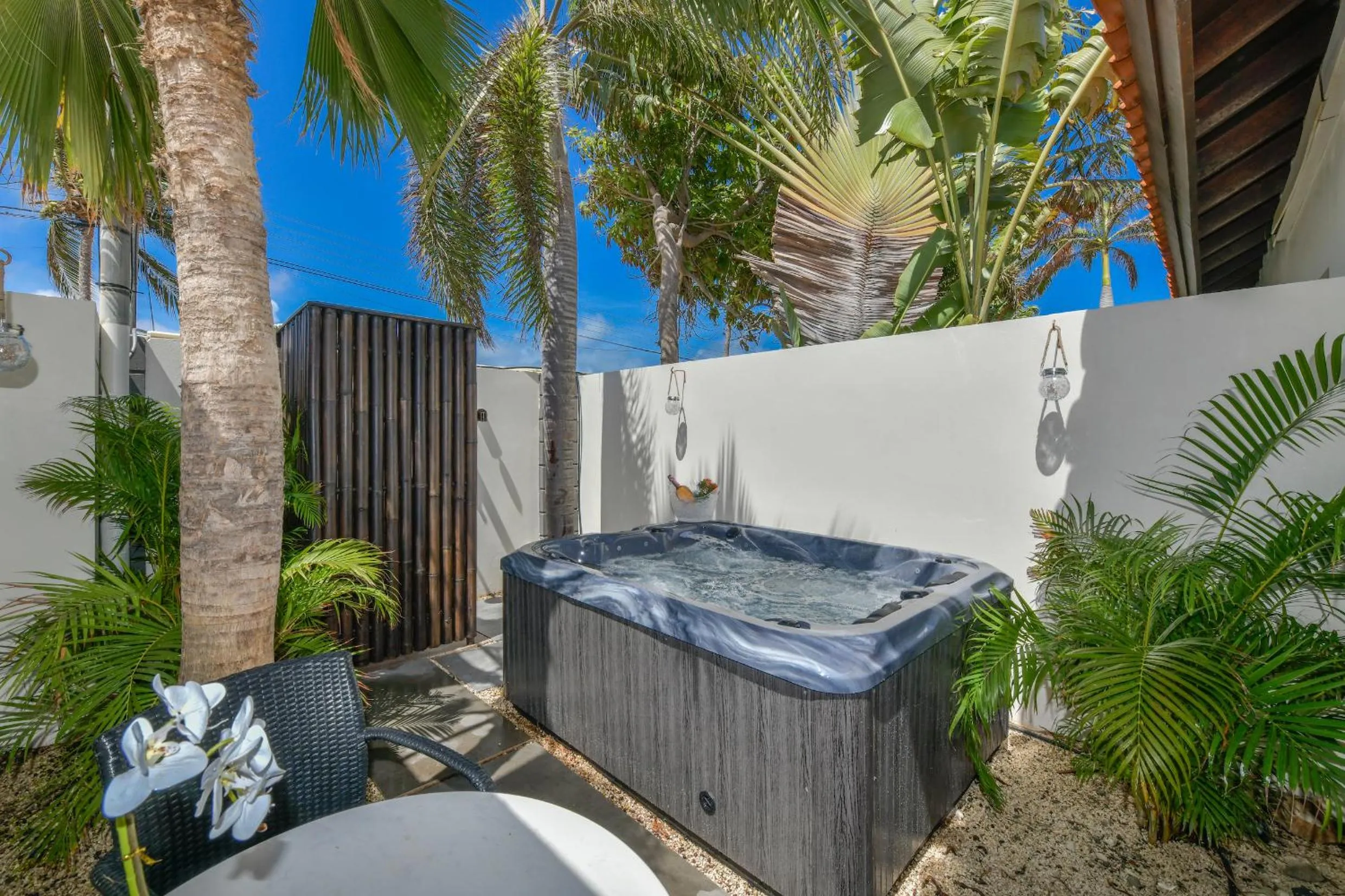 Shower in Boutique Hotel Swiss Paradise Aruba Villas and Suites