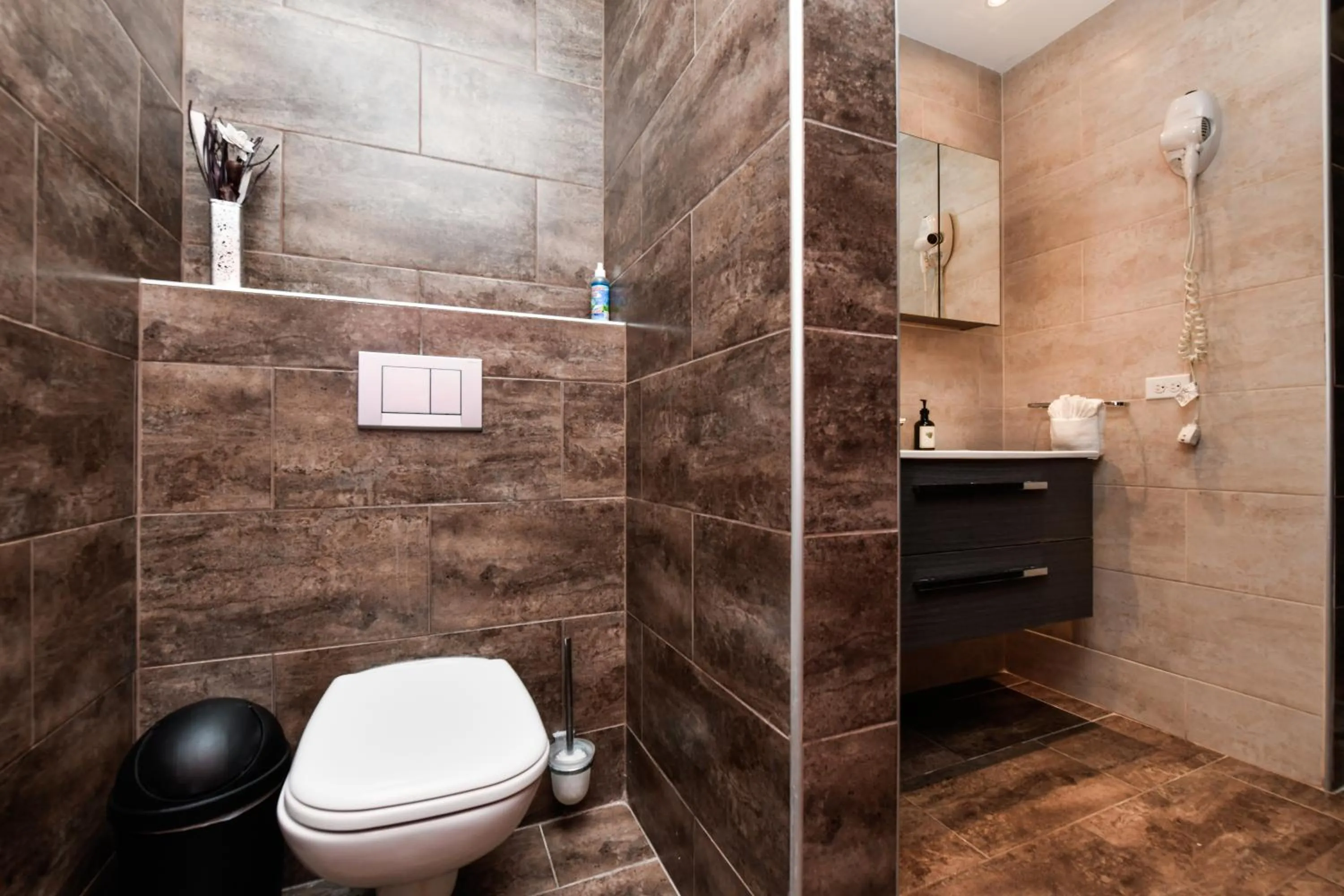 Toilet in Boutique Hotel Swiss Paradise Aruba Villas and Suites