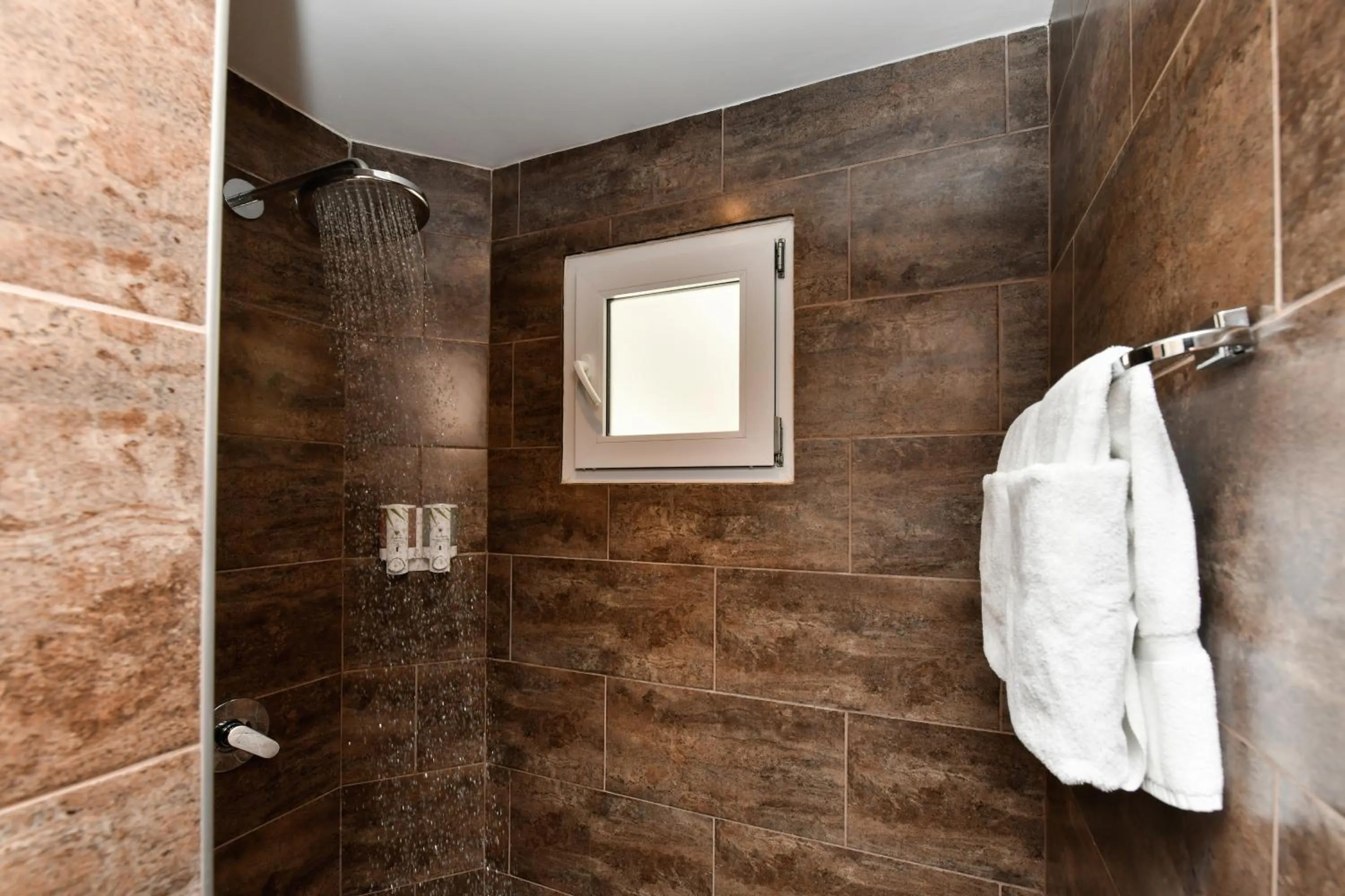 Shower in Boutique Hotel Swiss Paradise Aruba Villas and Suites