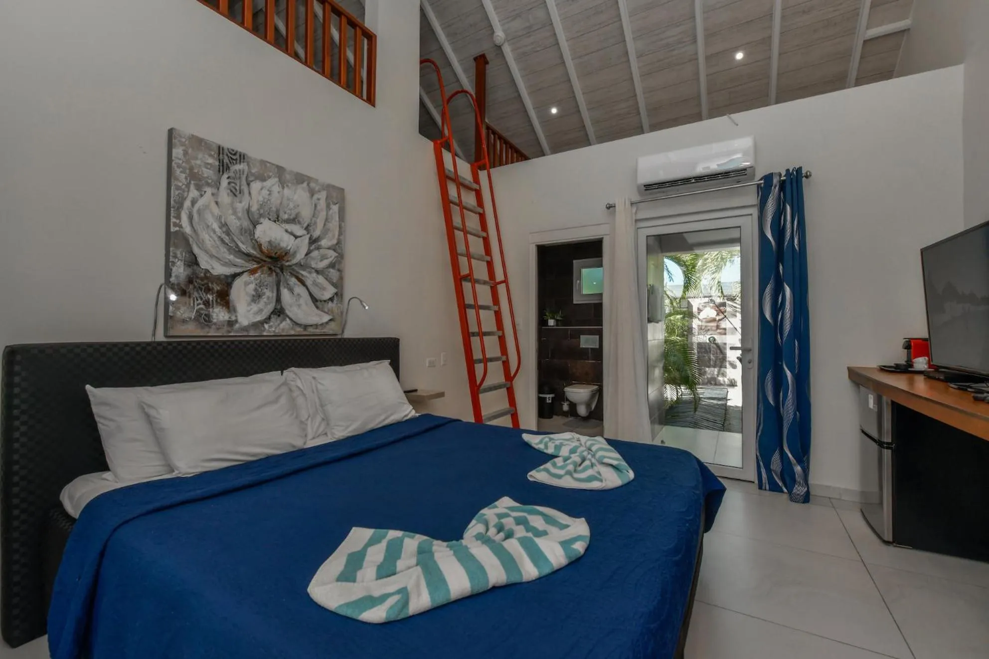 Toilet, Bed in Boutique Hotel Swiss Paradise Aruba Villas and Suites