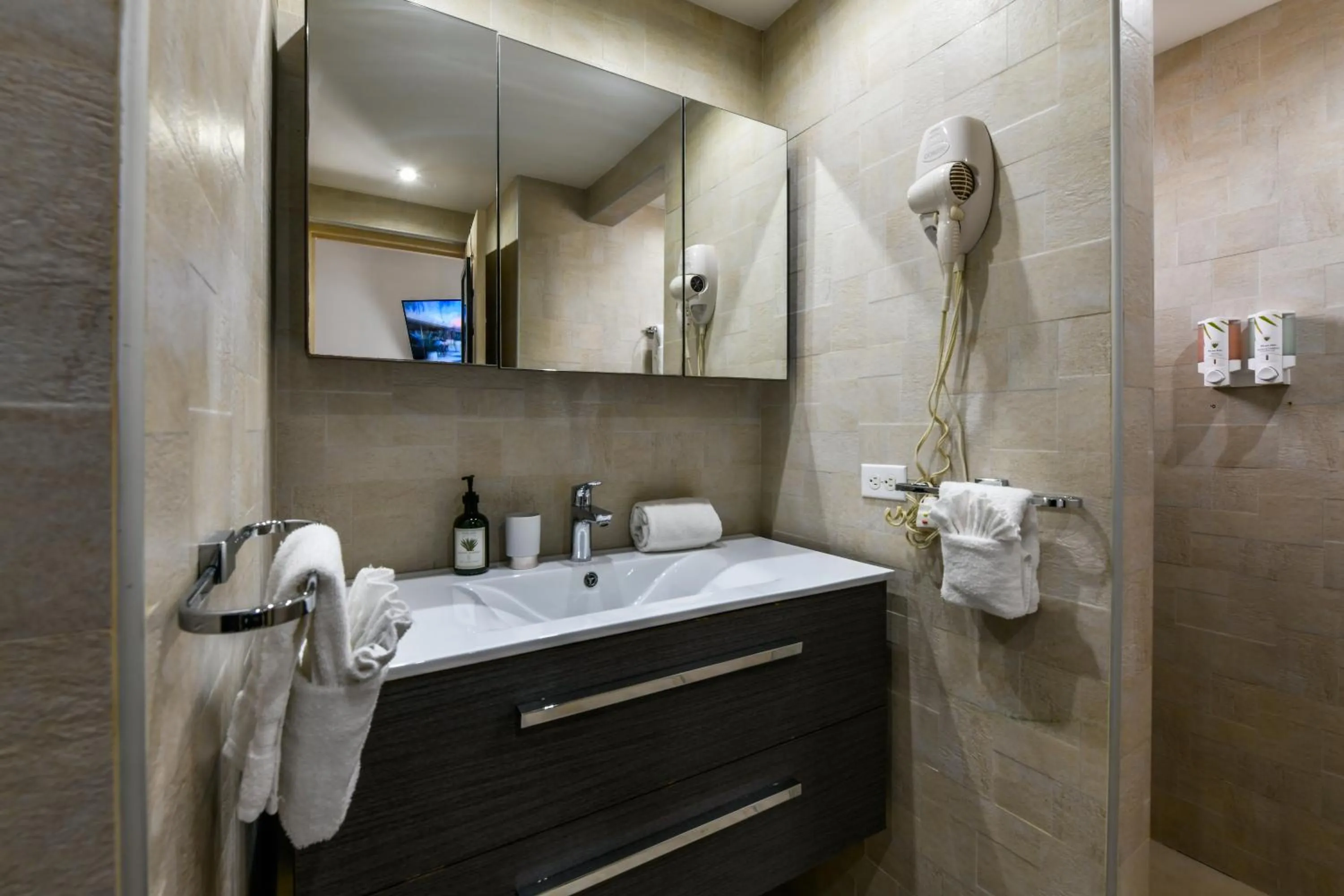 Shower in Boutique Hotel Swiss Paradise Aruba Villas and Suites