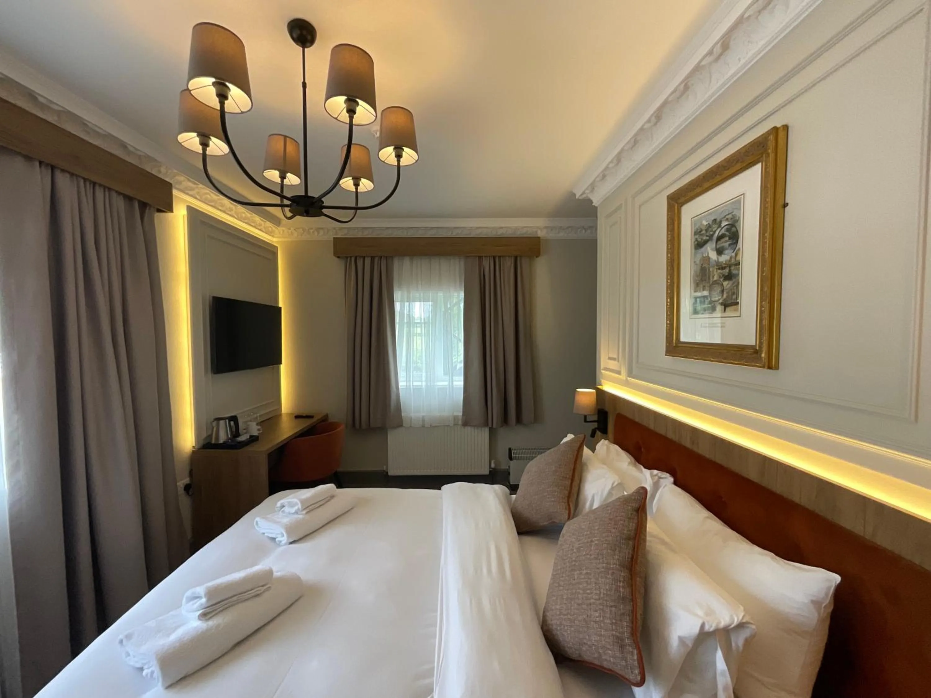 Bed in Old Mill Hotel & Lodge