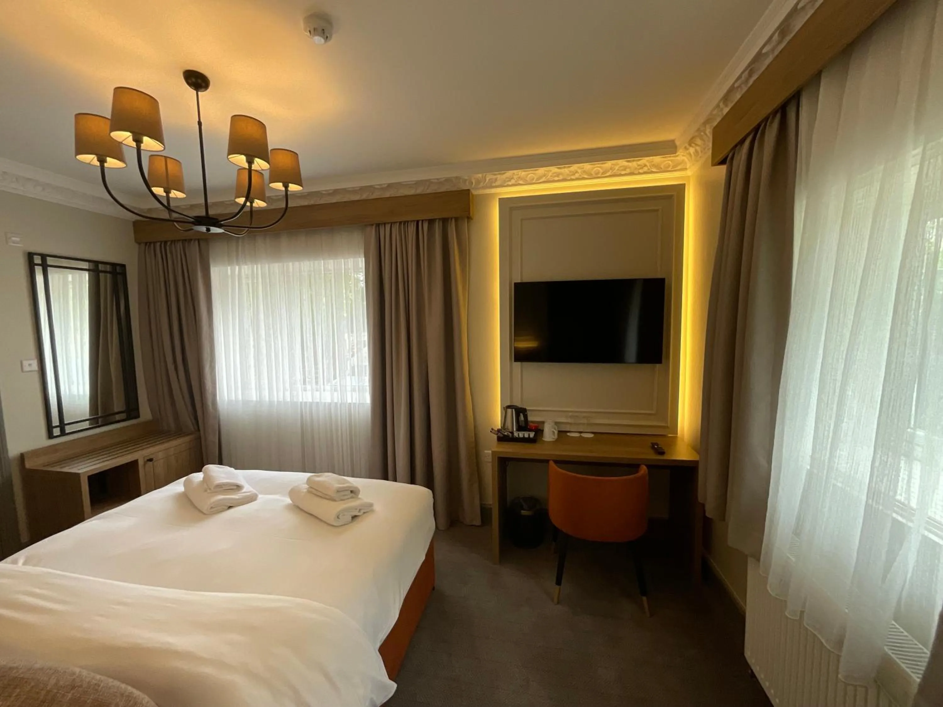 Bed in Old Mill Hotel & Lodge