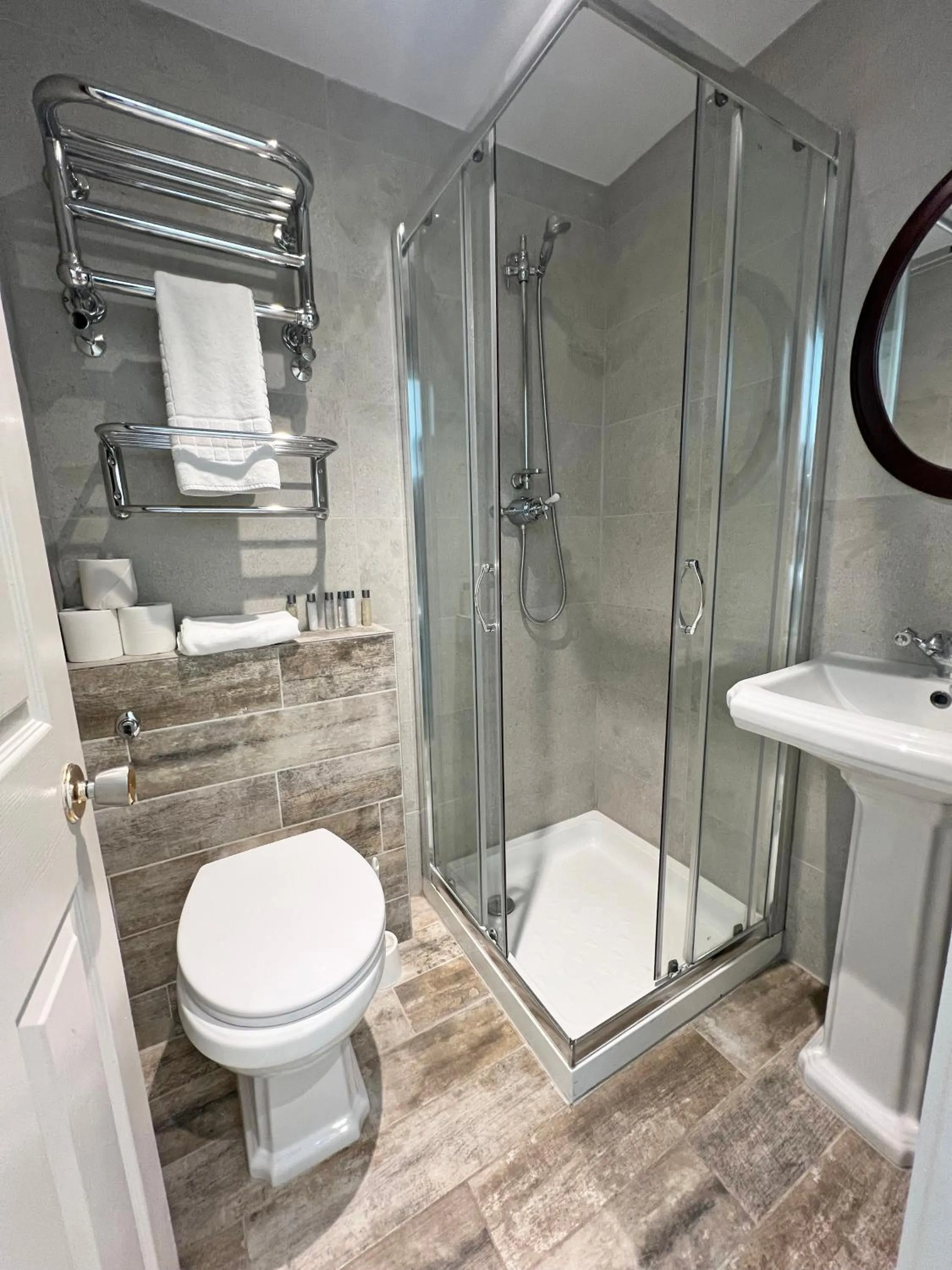 Bathroom in Shillingford Bridge Hotel