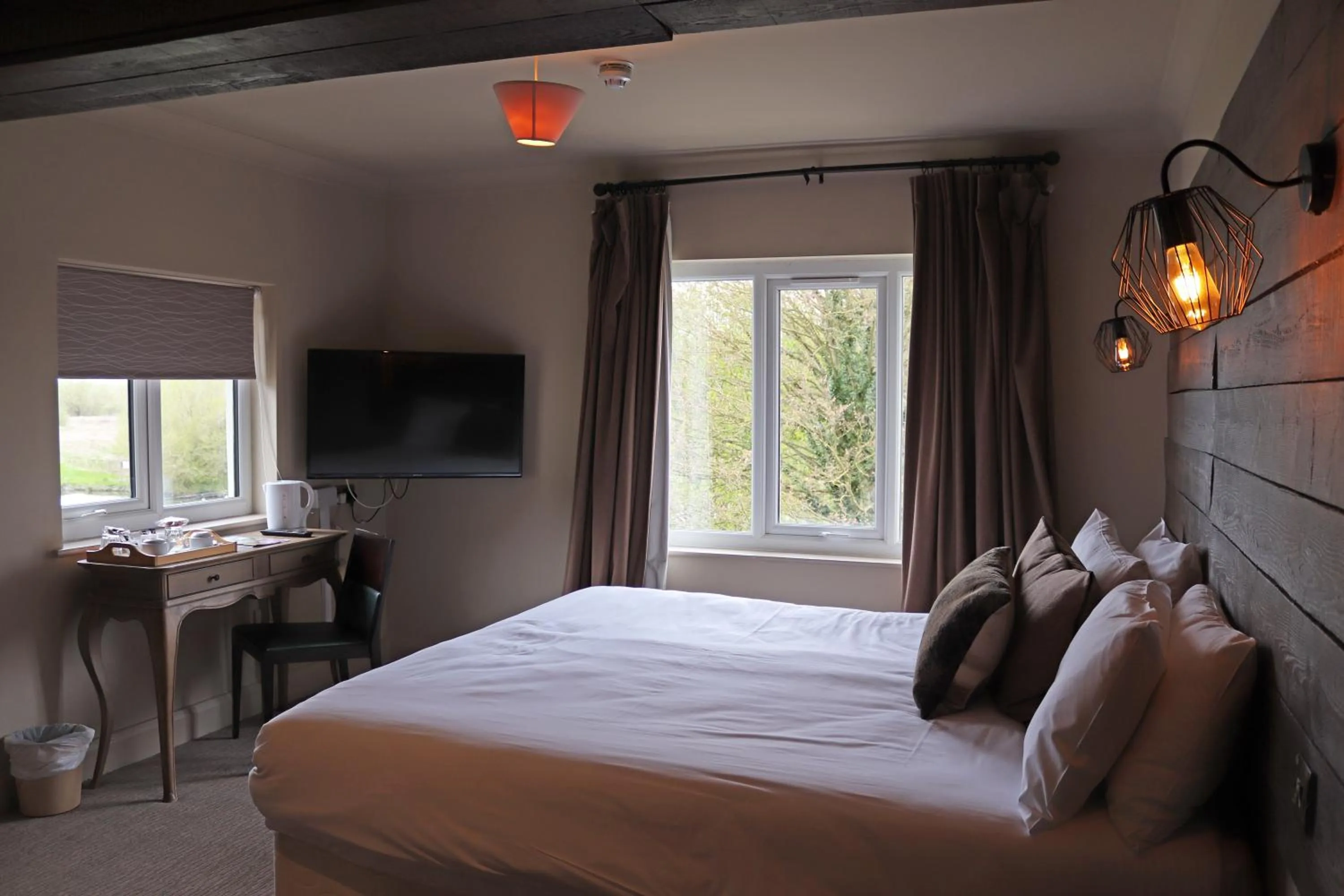 Bed in Shillingford Bridge Hotel