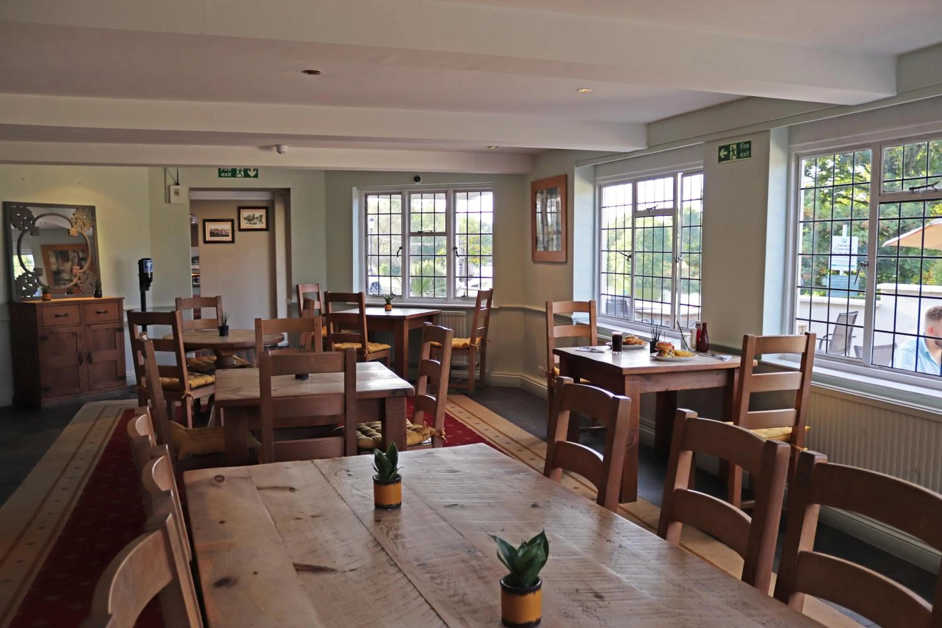 Lounge or bar in Shillingford Bridge Hotel