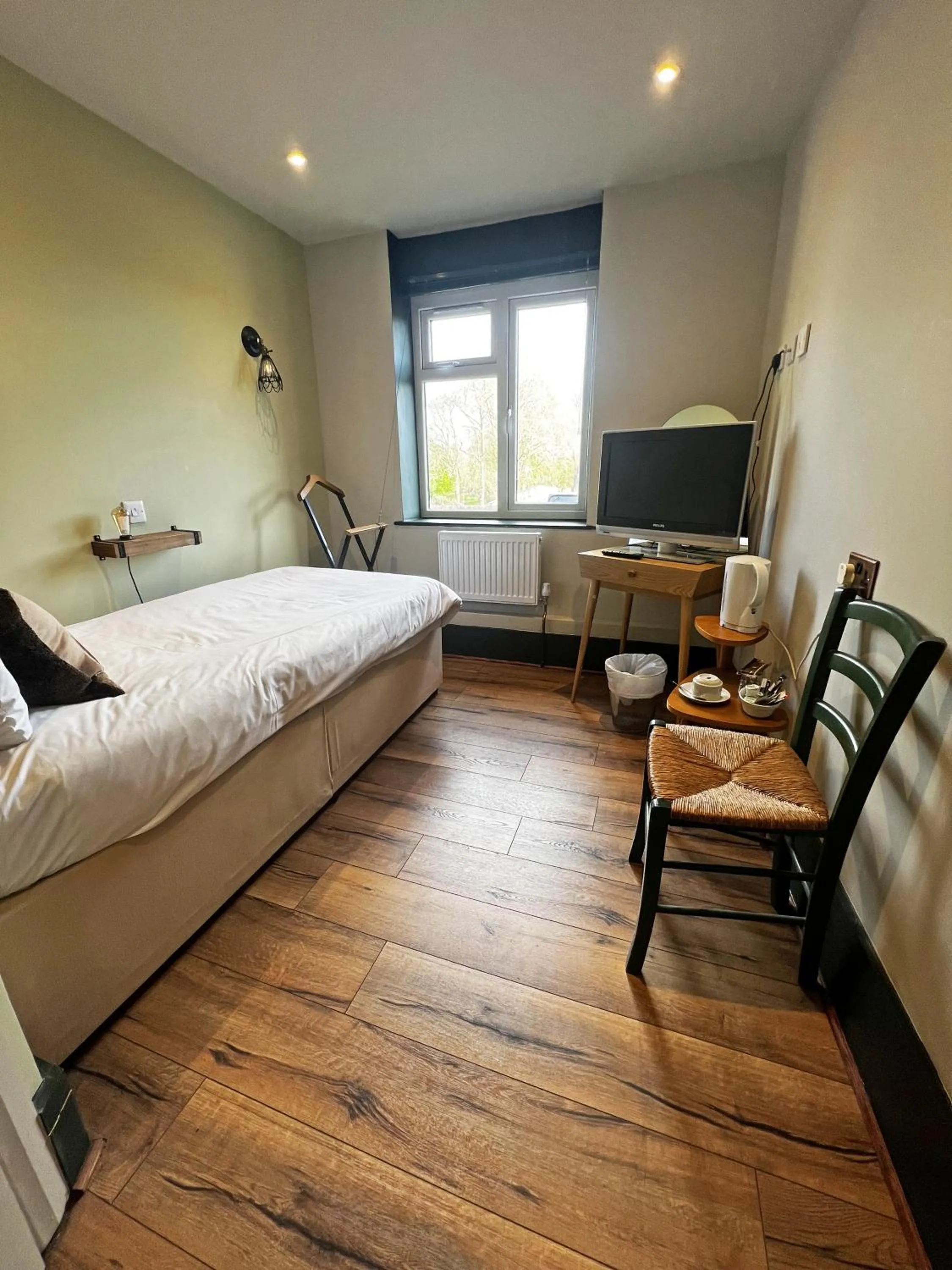 Bed in Shillingford Bridge Hotel