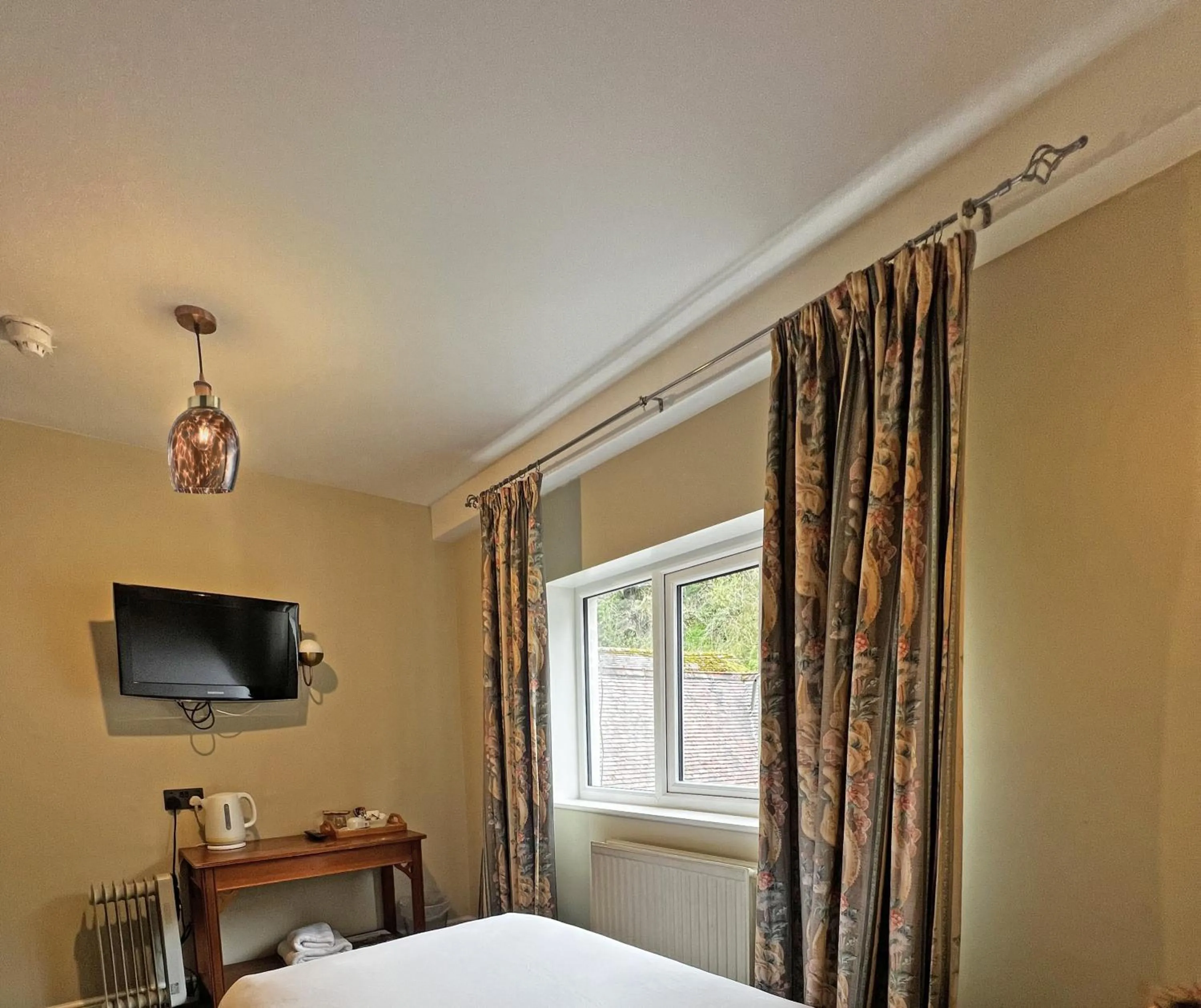 Bedroom, Bed in Shillingford Bridge Hotel