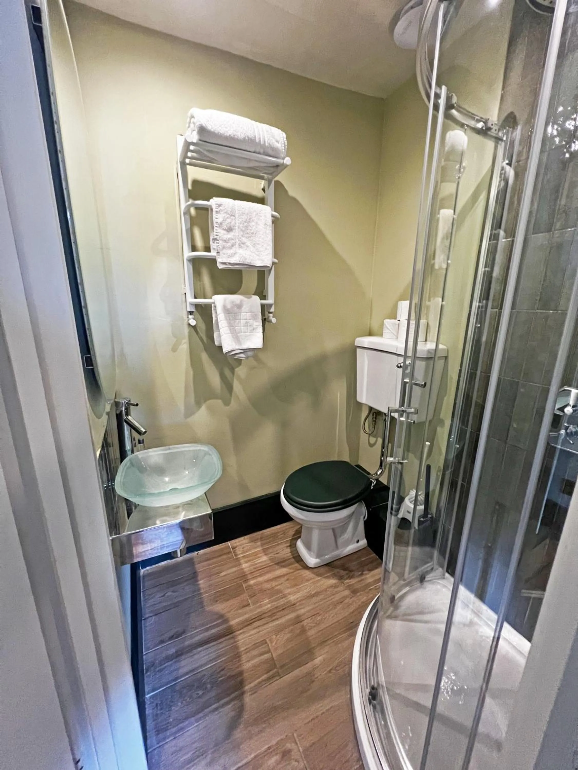 Shower in Shillingford Bridge Hotel