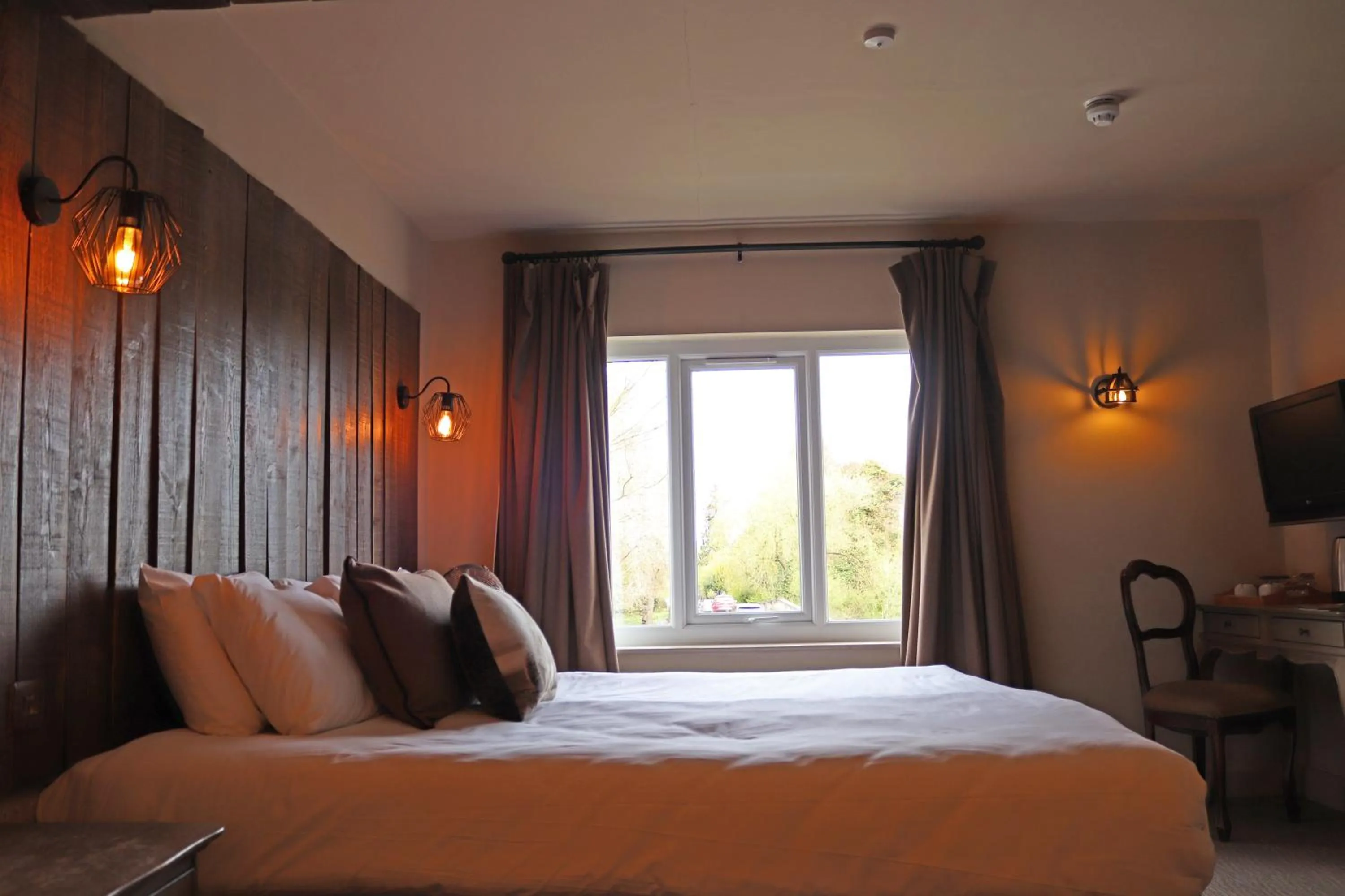 Bed in Shillingford Bridge Hotel