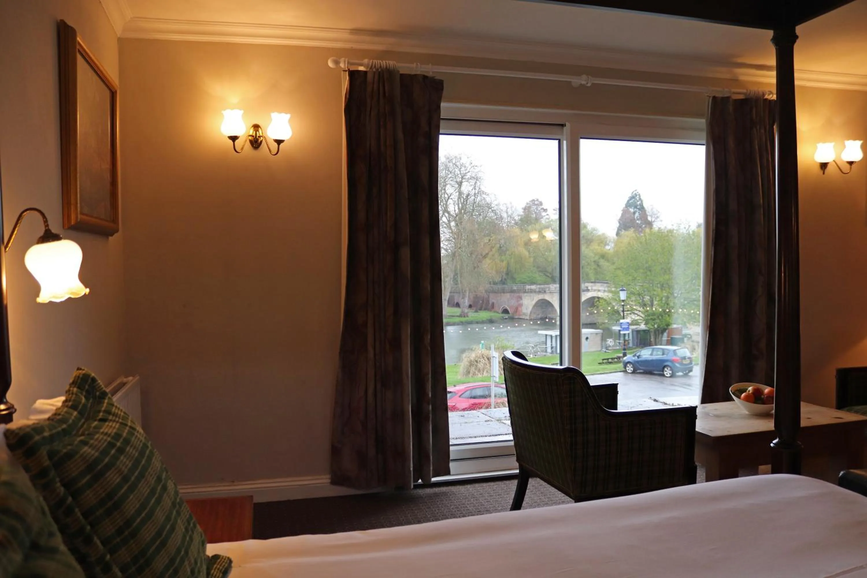Bed in Shillingford Bridge Hotel