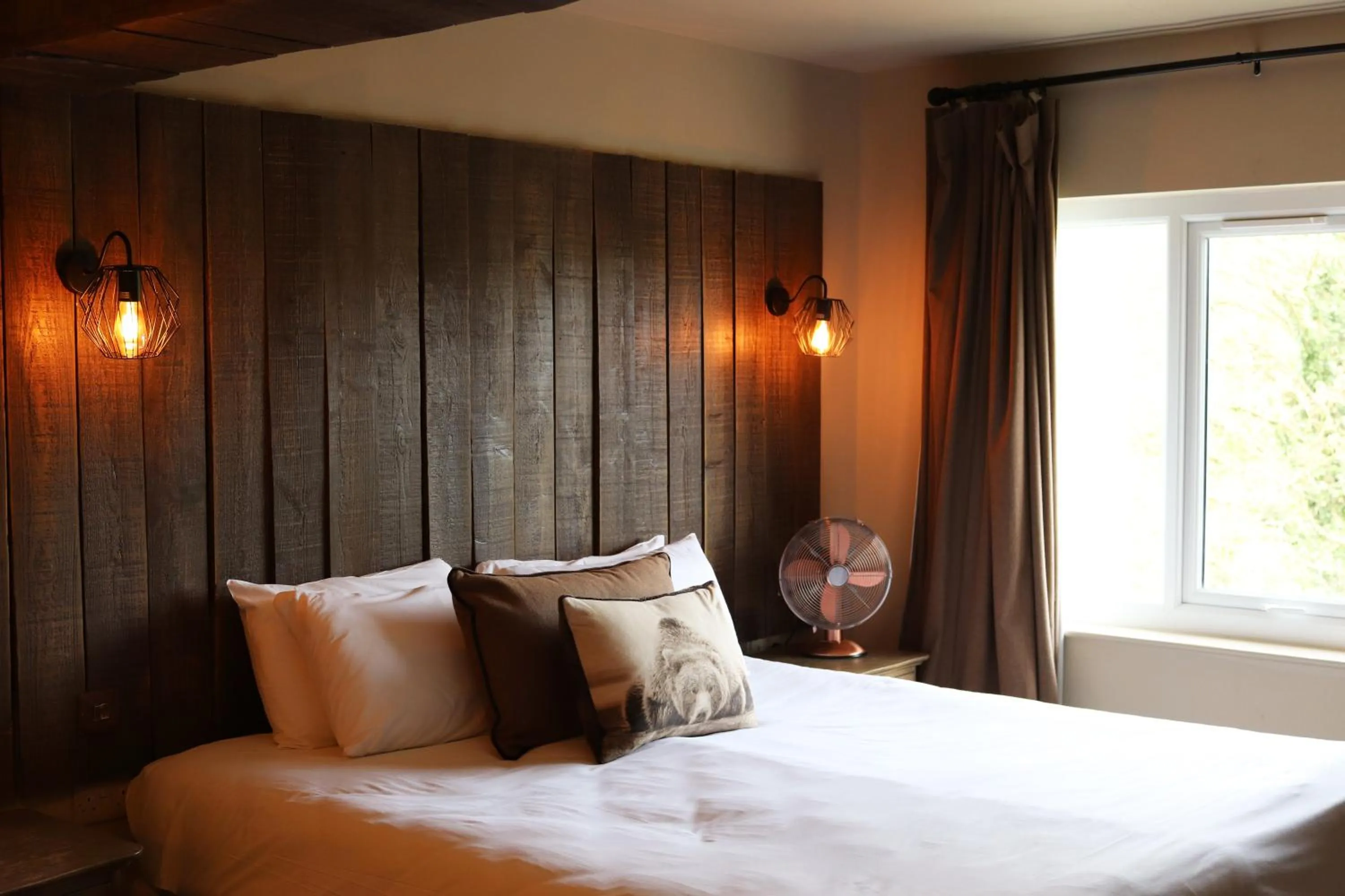 Bed in Shillingford Bridge Hotel