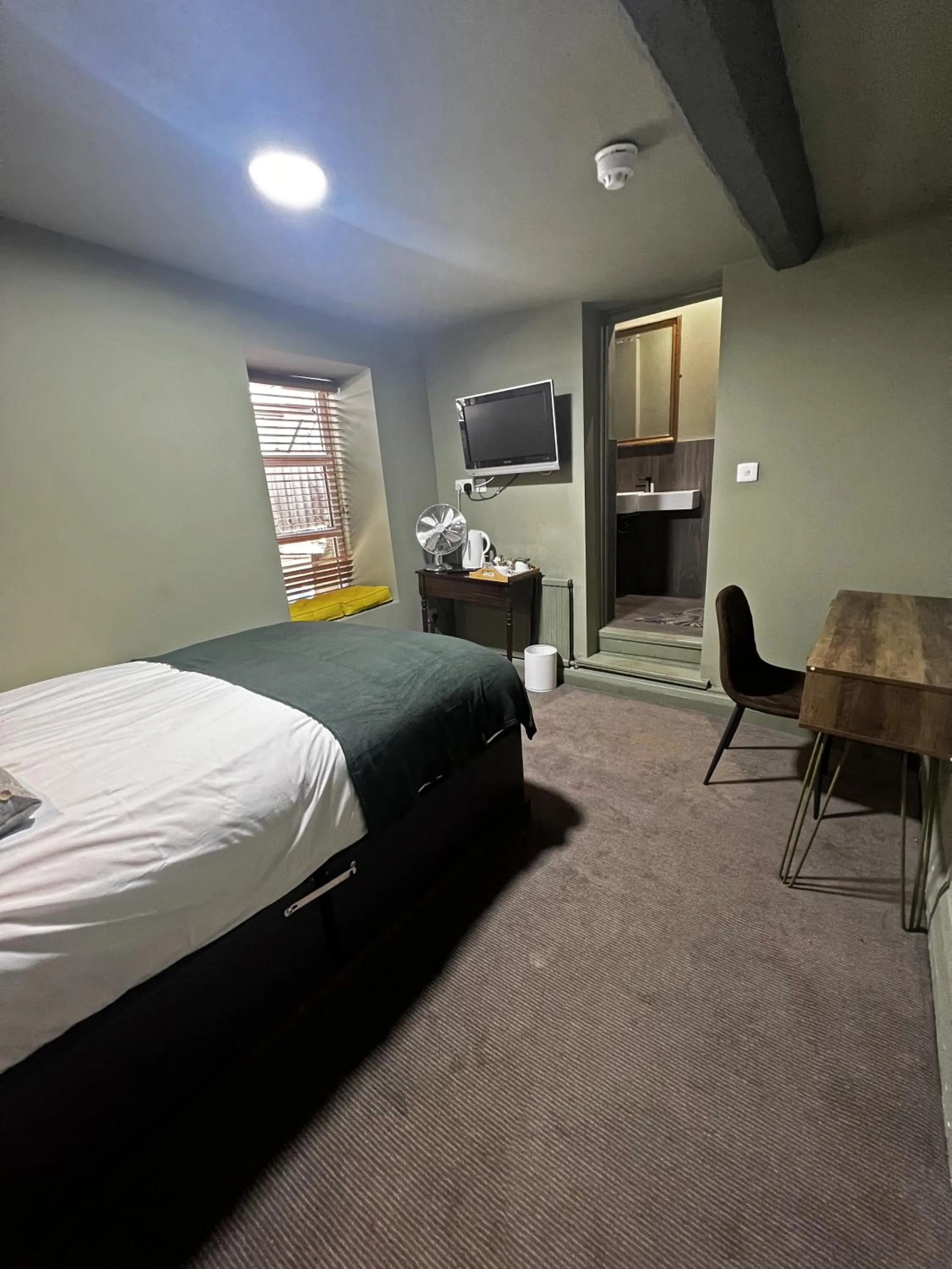 Bed in Shillingford Bridge Hotel