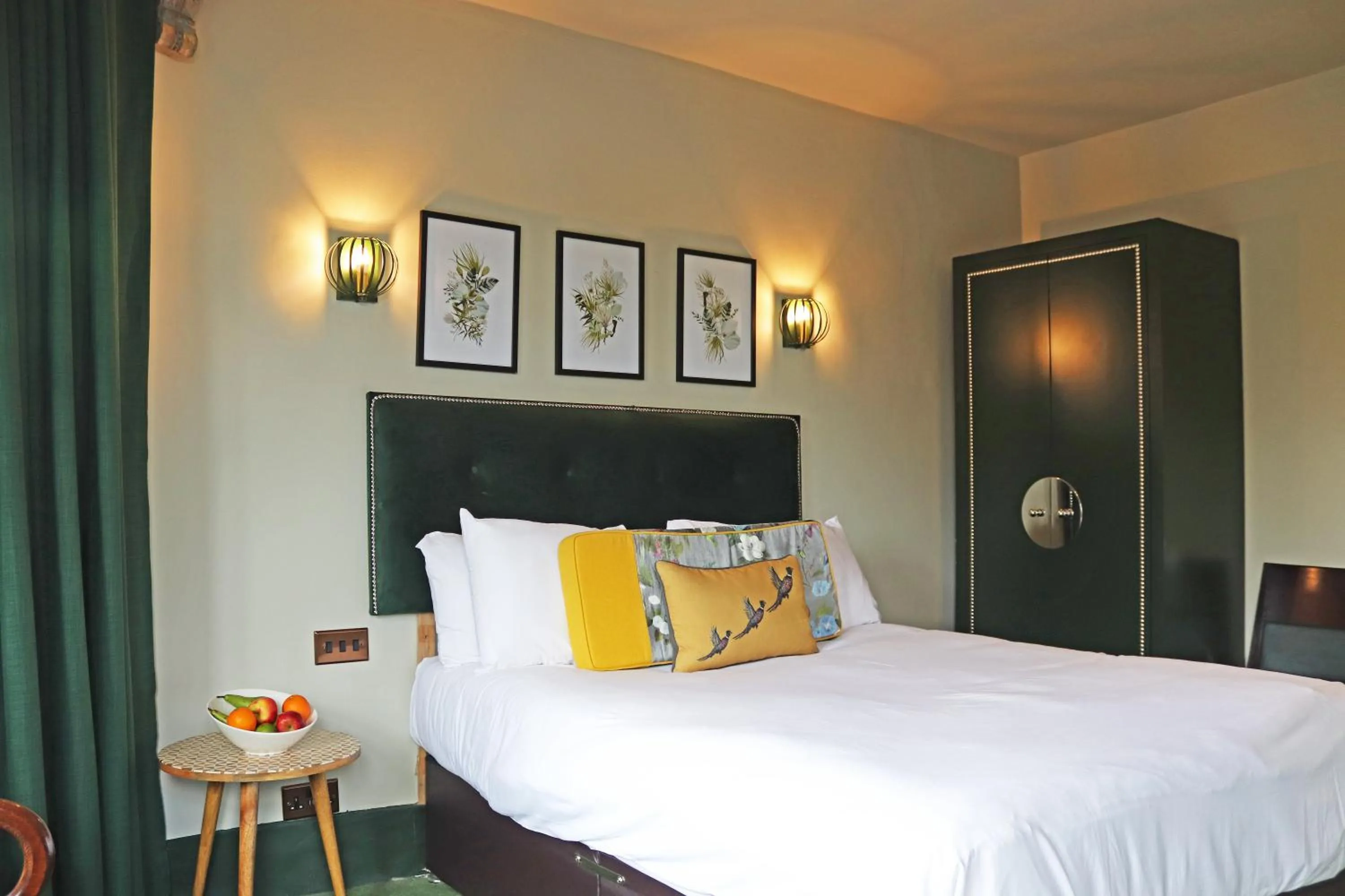 Bed in Shillingford Bridge Hotel