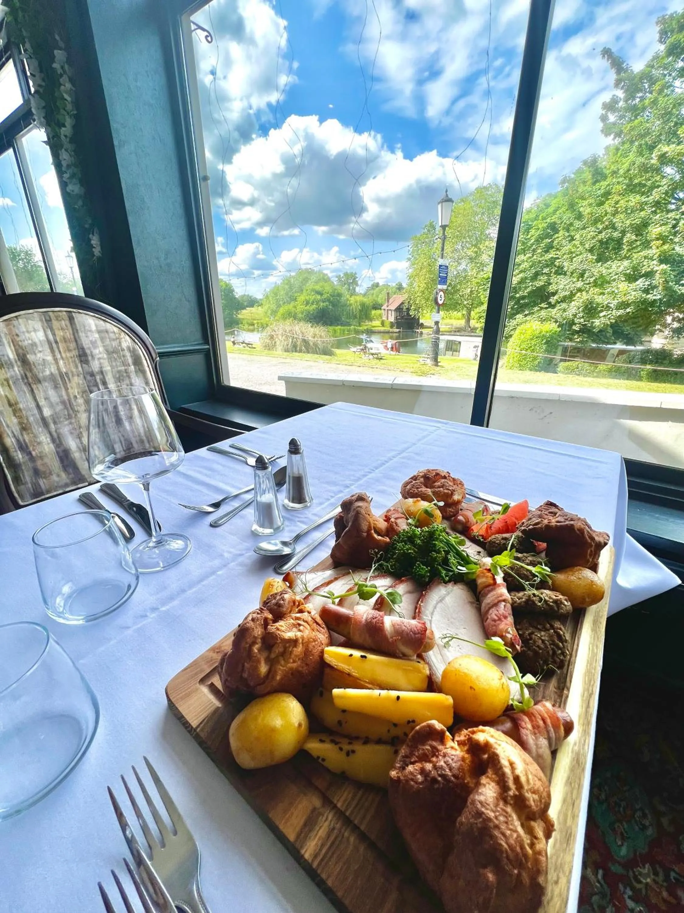 Restaurant/places to eat in Shillingford Bridge Hotel