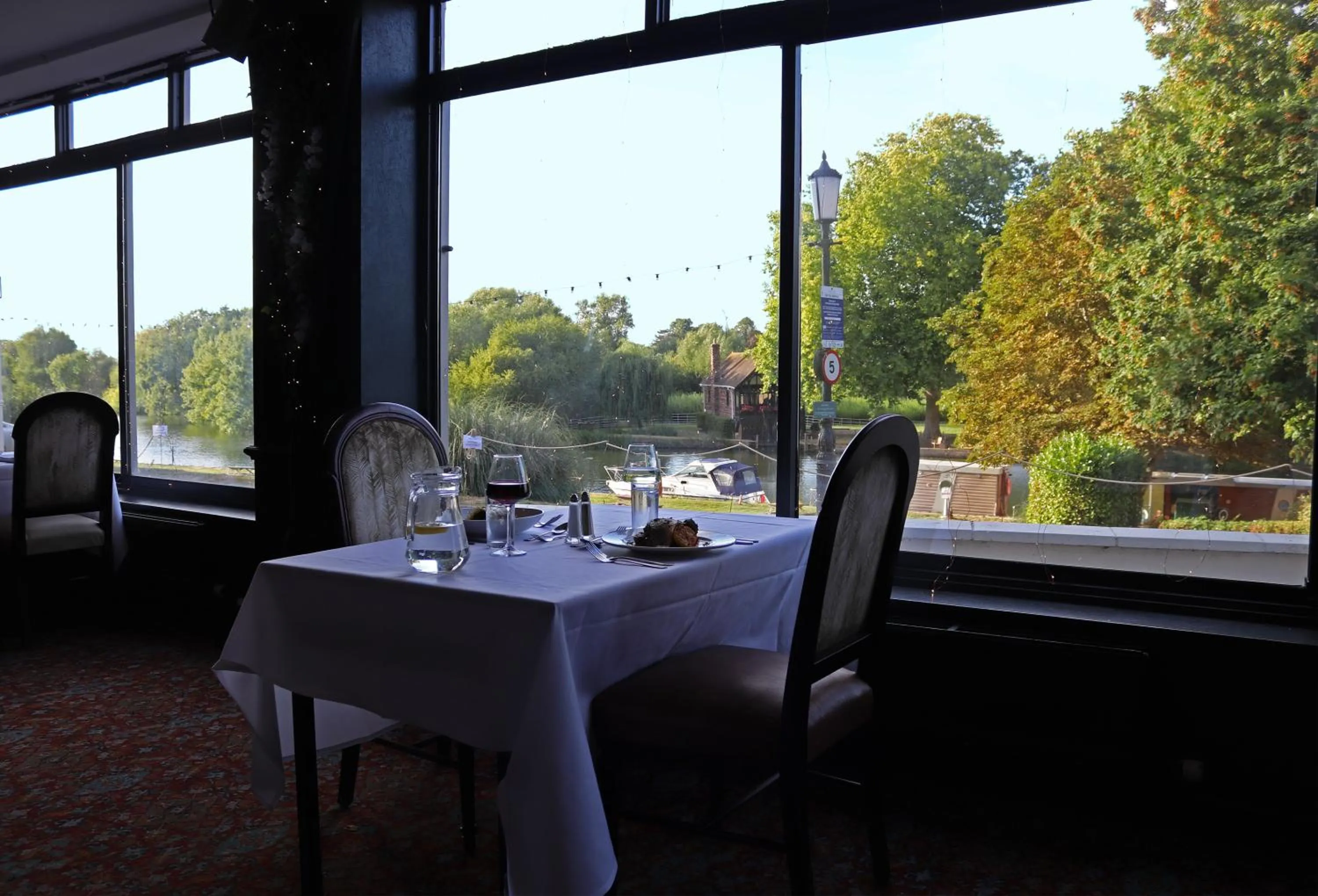 Restaurant/places to eat in Shillingford Bridge Hotel