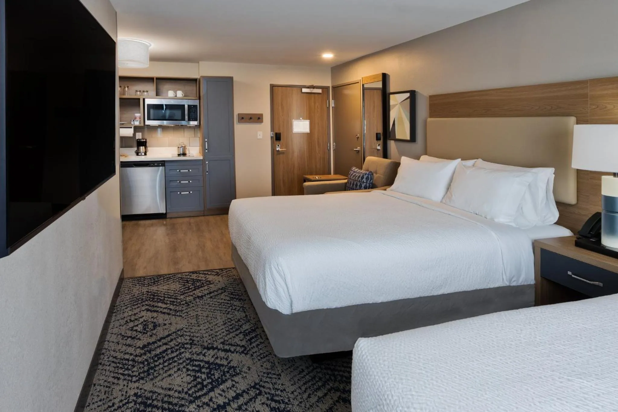 Photo of the whole room, Bed in Candlewood Suites Dothan by IHG