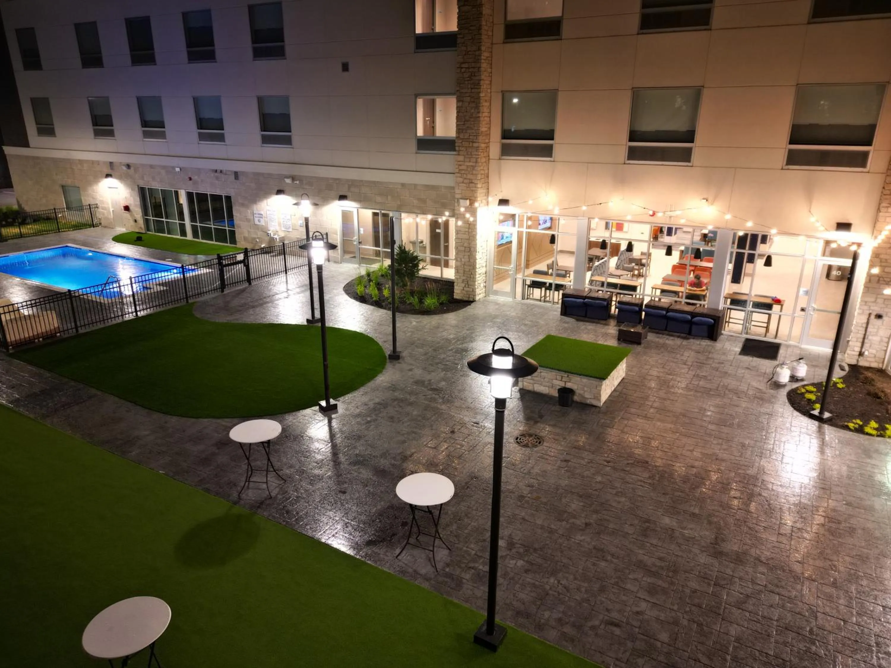 Patio in Holiday Inn Express & Suites Chicago Schaumburg by IHG
